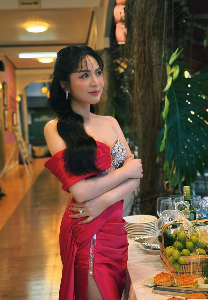 Ca sĩ 'tỷ view' Duyên Quỳnh: Tin đồn tình cảm giữa tôi và Nguyễn Văn Chung không đúng - Ảnh 4. Ca sĩ 'tỷ view' Duyên Quỳnh: Tin đồn tình cảm giữa tôi và Nguyễn Văn Chung không đúng - Ảnh 4.