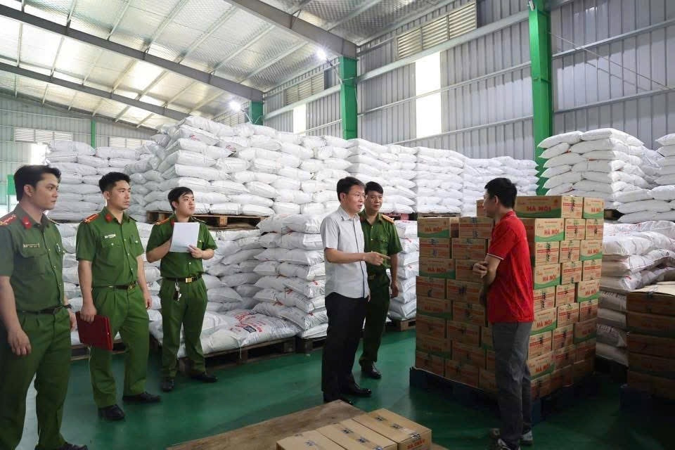 canh-sat-dot-kich-xuong-lam-gia-71-nghin-lit-dau-an-40-tan-mi-chinh-98345-1747999866425-17479998666911959295395.jpeg