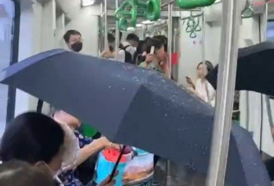 Nguyên nhân thủng mái, nước mưa tràn nhà chờ metro Cát Linh - Hà Đông - Ảnh 1. Nguyên nhân thủng mái, nước mưa tràn nhà chờ metro Cát Linh - Hà Đông - Ảnh 1.