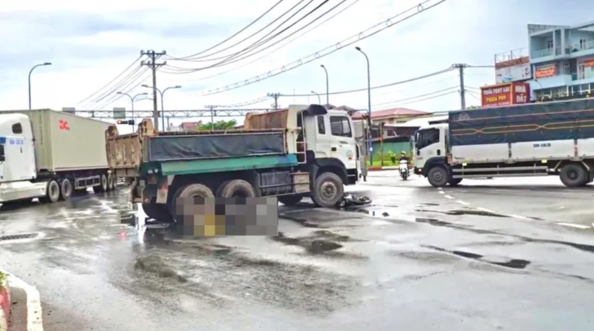 TP.HCM: Va chạm với xe ben khi chờ đèn đỏ, một phụ nữ tử vong - Ảnh 1. TP.HCM: Va chạm với xe ben khi chờ đèn đỏ, một phụ nữ tử vong - Ảnh 1.