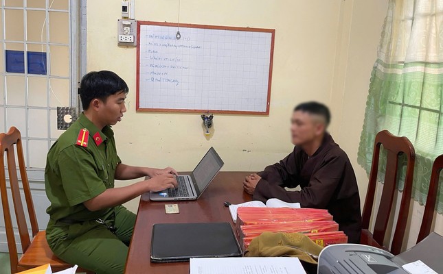 Giả nhà sư đi bán nhang, gọi từ thiện - Ảnh 1. Giả nhà sư đi bán nhang, gọi từ thiện - Ảnh 1.