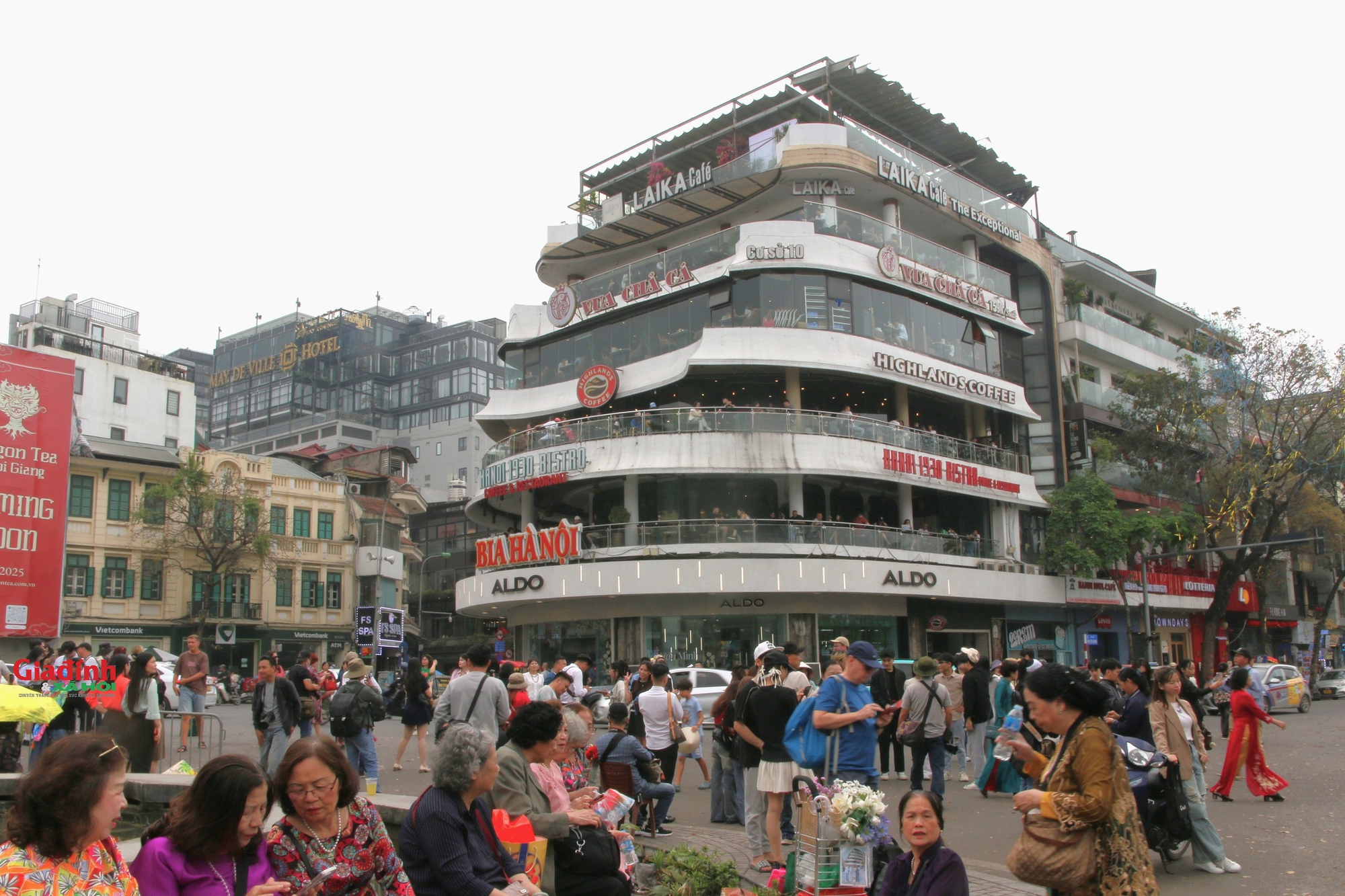 Hà Nội: Bắt đầu quây rào, chuẩn bị phá dỡ tòa nhà 'Hàm cá mập' - Ảnh 1. Hà Nội: Bắt đầu quây rào, chuẩn bị phá dỡ tòa nhà 'Hàm cá mập' - Ảnh 1.