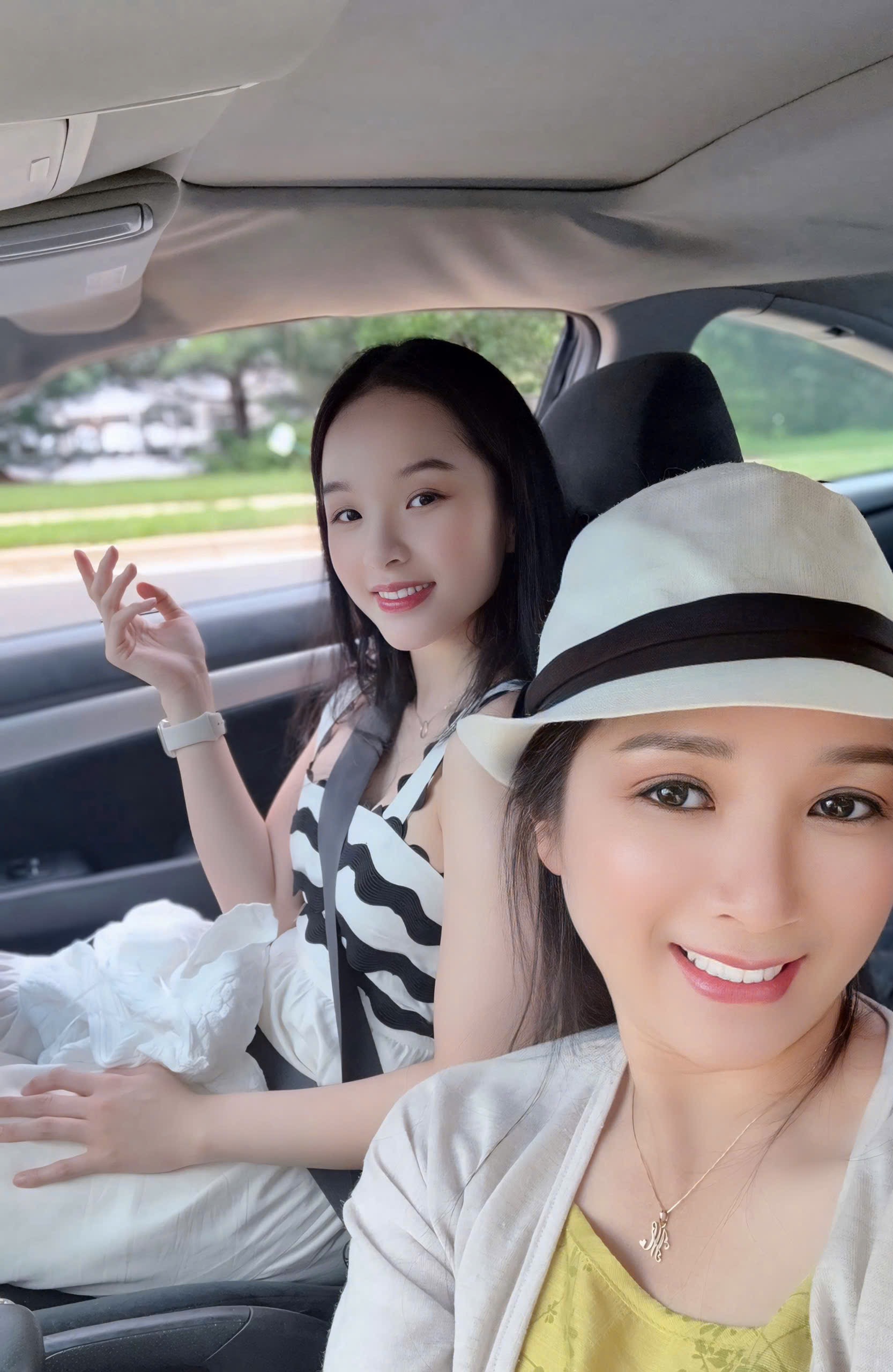 Nhan sắc tuổi 26 của Tú Linh - Con gái nghệ sĩ Thanh Thanh Hiền vừa tốt nghiệp đại học xuất sắc ở Mỹ - Ảnh 7. Nhan sắc tuổi 26 của Tú Linh - Con gái nghệ sĩ Thanh Thanh Hiền vừa tốt nghiệp đại học xuất sắc ở Mỹ - Ảnh 7.