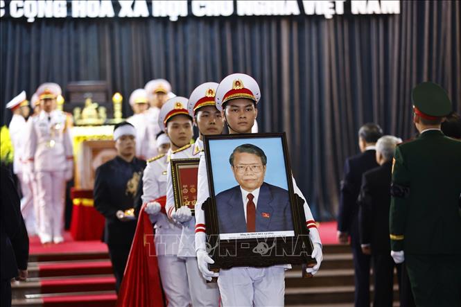 Các tầng lớp nhân dân xúc động tiễn đưa nguyên Chủ tịch nước Trần Đức Lương - Ảnh 1. Các tầng lớp nhân dân xúc động tiễn đưa nguyên Chủ tịch nước Trần Đức Lương - Ảnh 1.