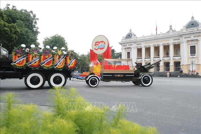 Các tầng lớp nhân dân xúc động tiễn đưa nguyên Chủ tịch nước Trần Đức Lương - Ảnh 2. Các tầng lớp nhân dân xúc động tiễn đưa nguyên Chủ tịch nước Trần Đức Lương - Ảnh 2.