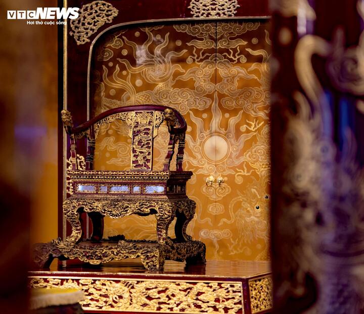 Tạm giữ hình sự kẻ phá hoại bảo vật quốc gia ngai vàng vua triều Nguyễn - Ảnh 3. Tạm giữ hình sự kẻ phá hoại bảo vật quốc gia ngai vàng vua triều Nguyễn - Ảnh 3.