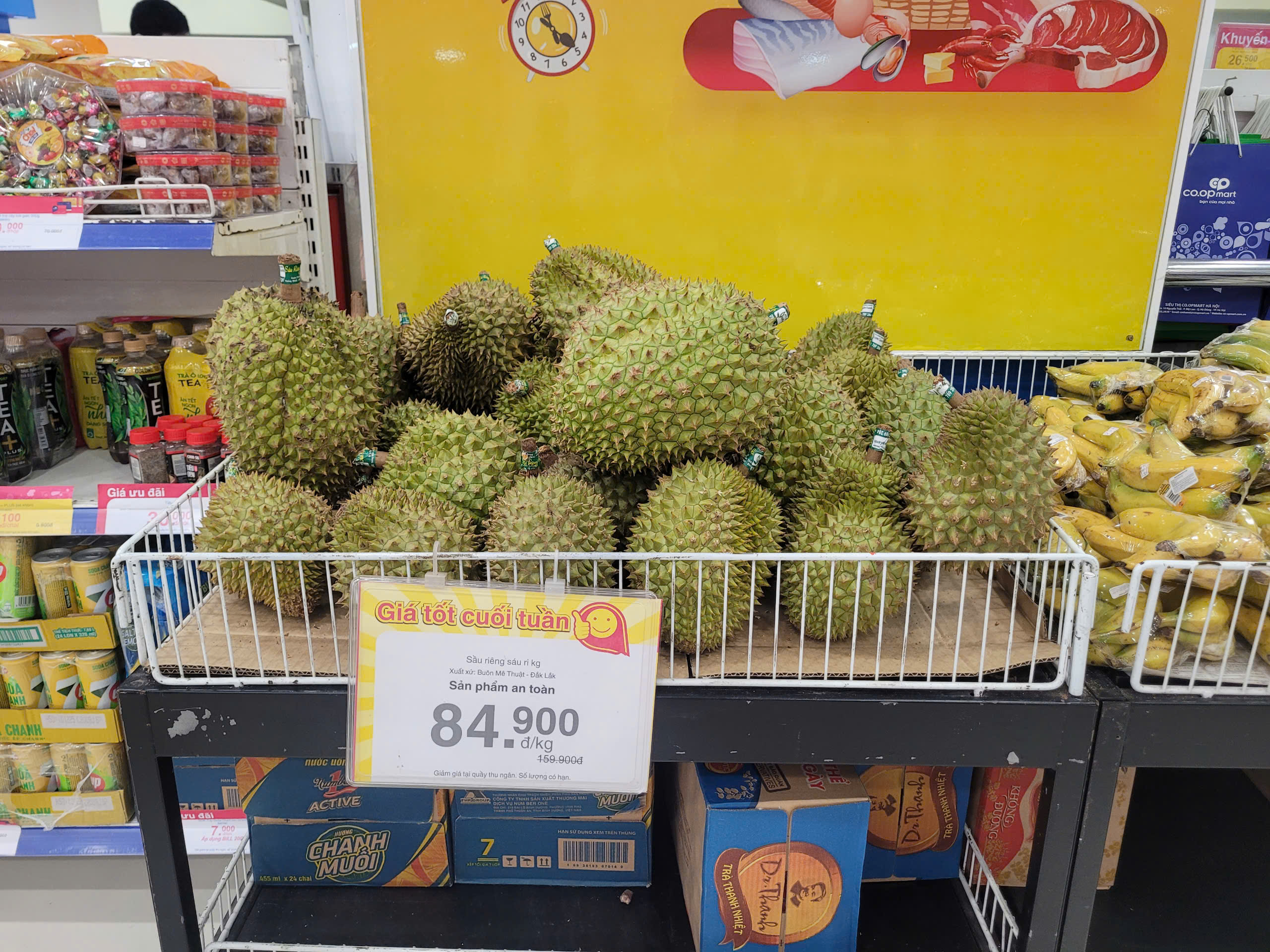Sầu riêng chính vụ loạn giá bán, người tiêu dùng vừa mừng vừa lo - Ảnh 3.