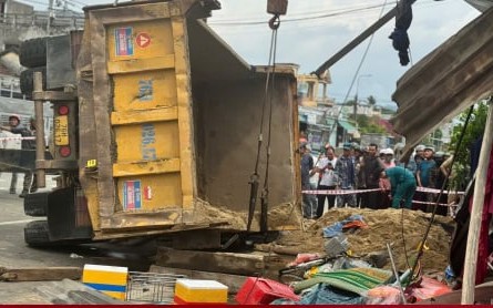 Cận cảnh hiện trường xe tải chở cát đâm loạt xe máy khiến 5 người thương vong