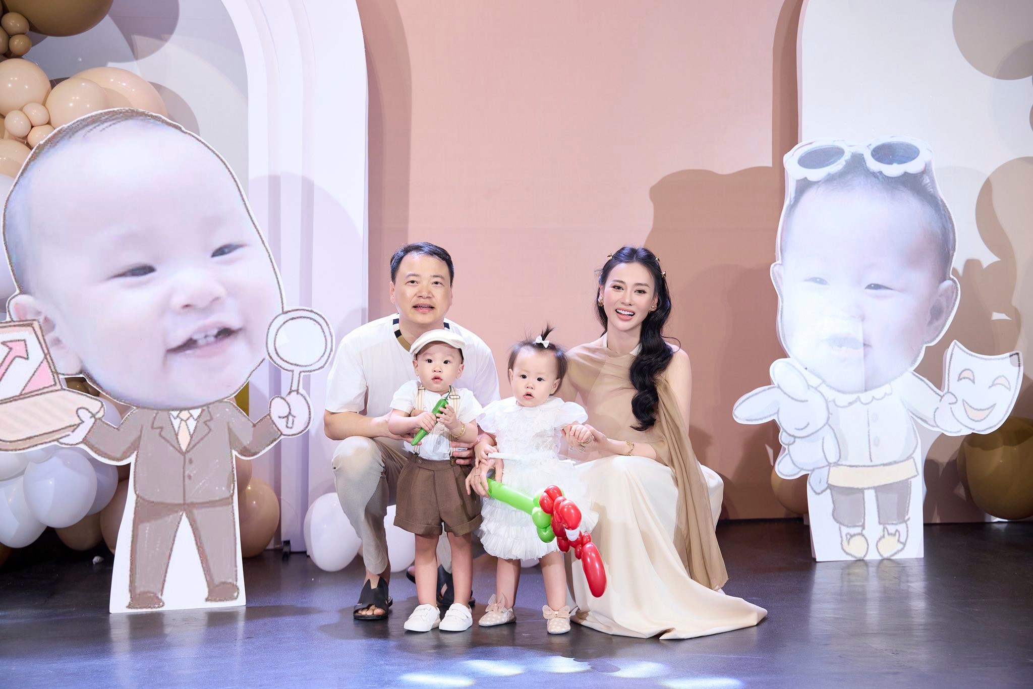 Cặp song sinh nhà Phương Oanh - Shark Bình 'đua xe' trong ngôi biệt thự rộng rãi - Ảnh 2.