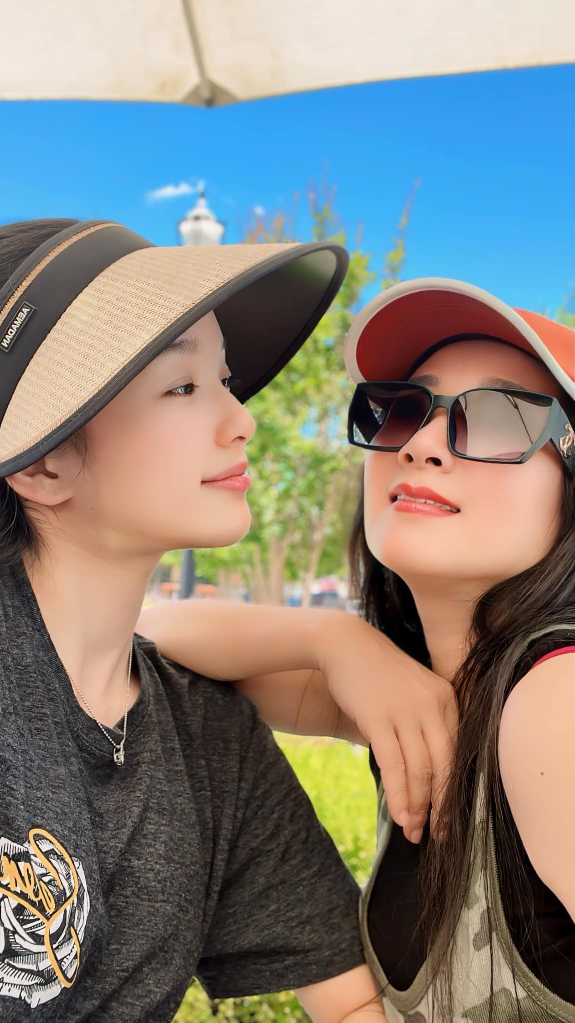 Nhan sắc tuổi 26 của Tú Linh - Con gái nghệ sĩ Thanh Thanh Hiền vừa tốt nghiệp đại học xuất sắc ở Mỹ - Ảnh 10. Nhan sắc tuổi 26 của Tú Linh - Con gái nghệ sĩ Thanh Thanh Hiền vừa tốt nghiệp đại học xuất sắc ở Mỹ - Ảnh 10.