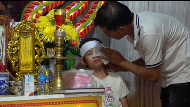 Tang lễ đẫm nước mắt của bé gái 11 tuổi bị nước cuốn trôi sau mưa lớn - Ảnh 2.