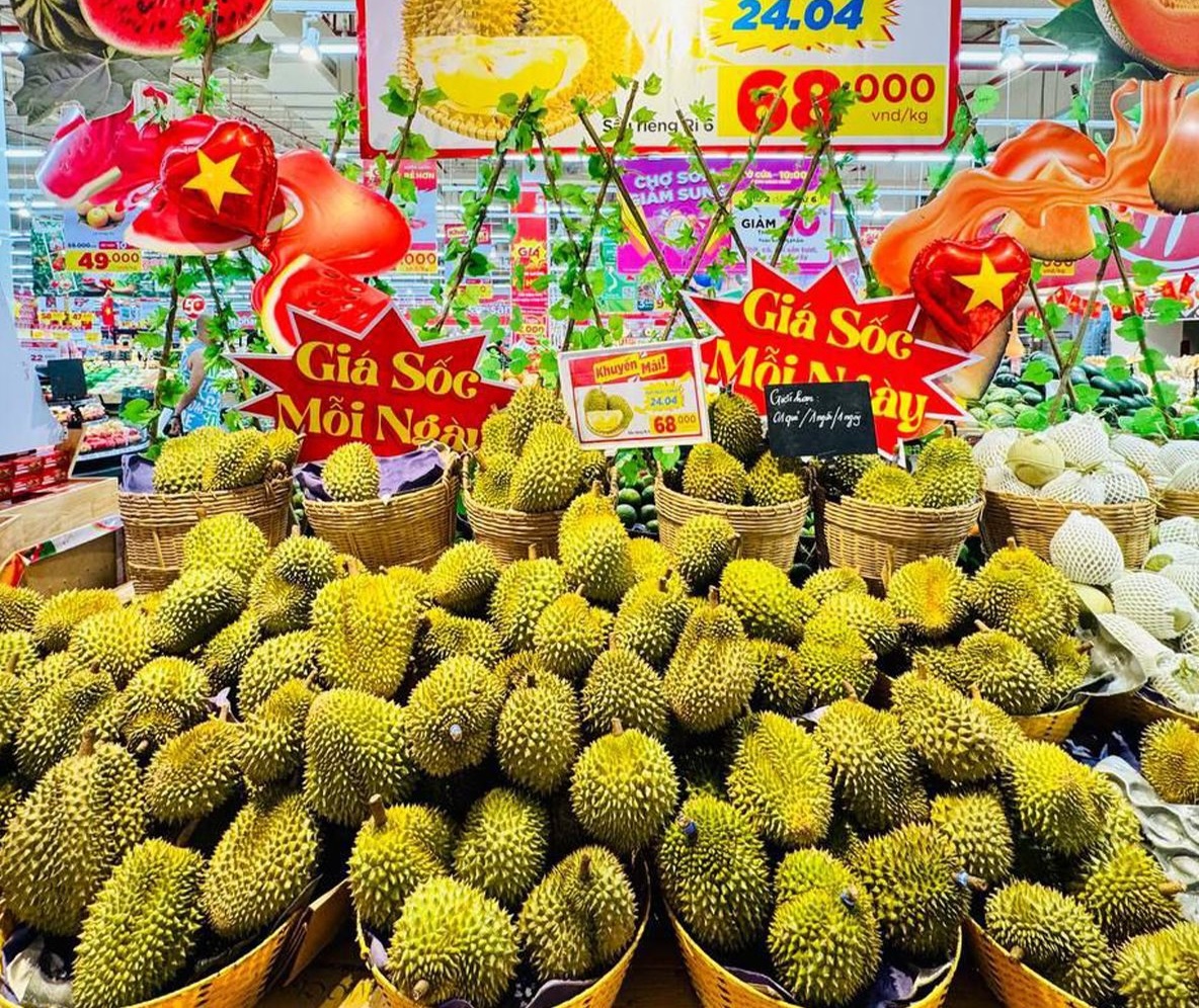 Sầu riêng chính vụ loạn giá bán, người tiêu dùng vừa mừng vừa lo - Ảnh 2.