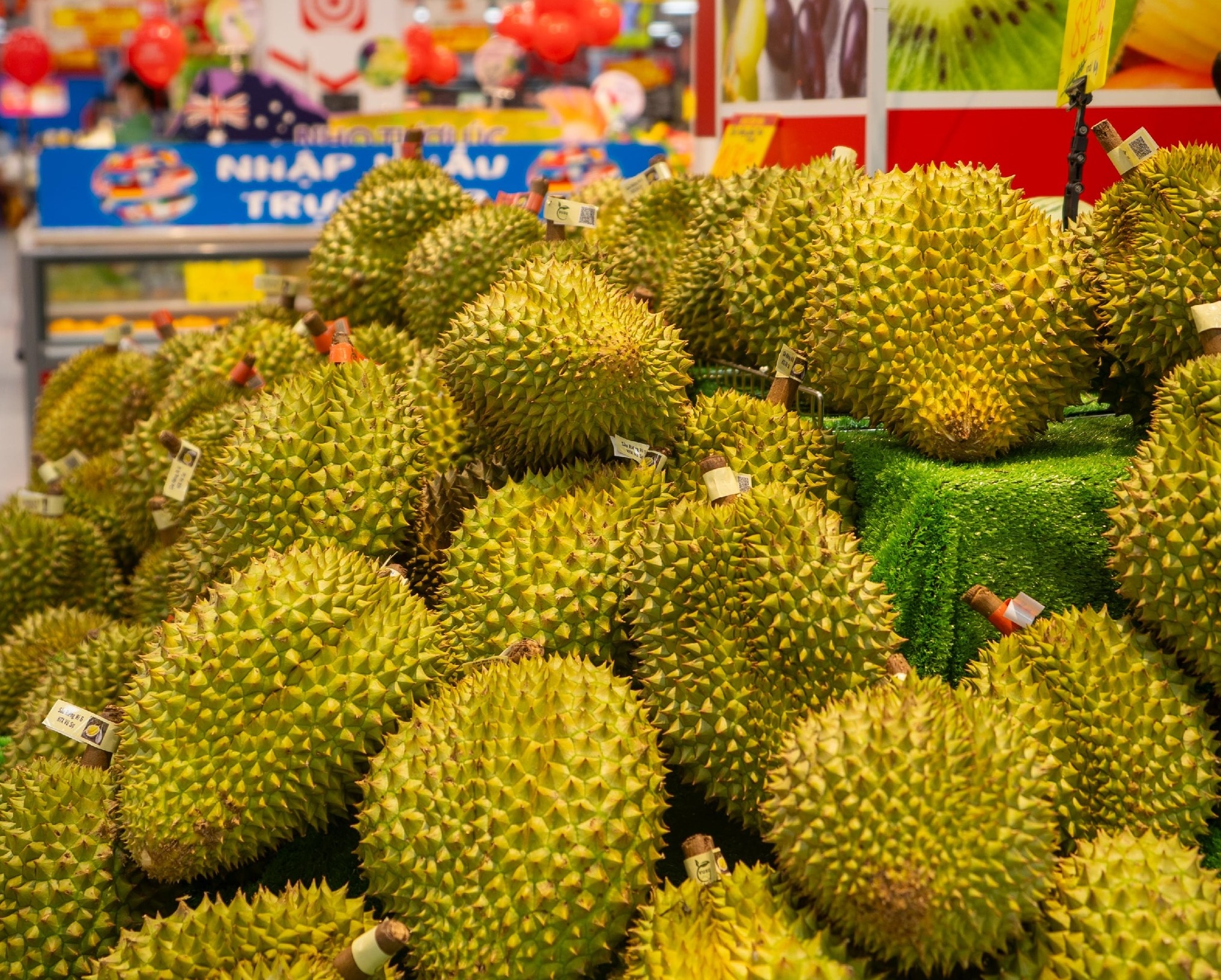 Sầu riêng chính vụ loạn giá bán, người tiêu dùng vừa mừng vừa lo - Ảnh 4.