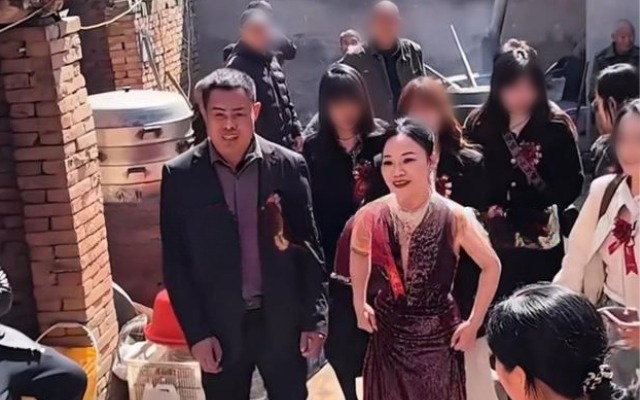 Phú bà U60 tái hôn với nhân viên bảo vệ kém 9 tuổi: Choáng nhất là quà cưới - Ảnh 1.