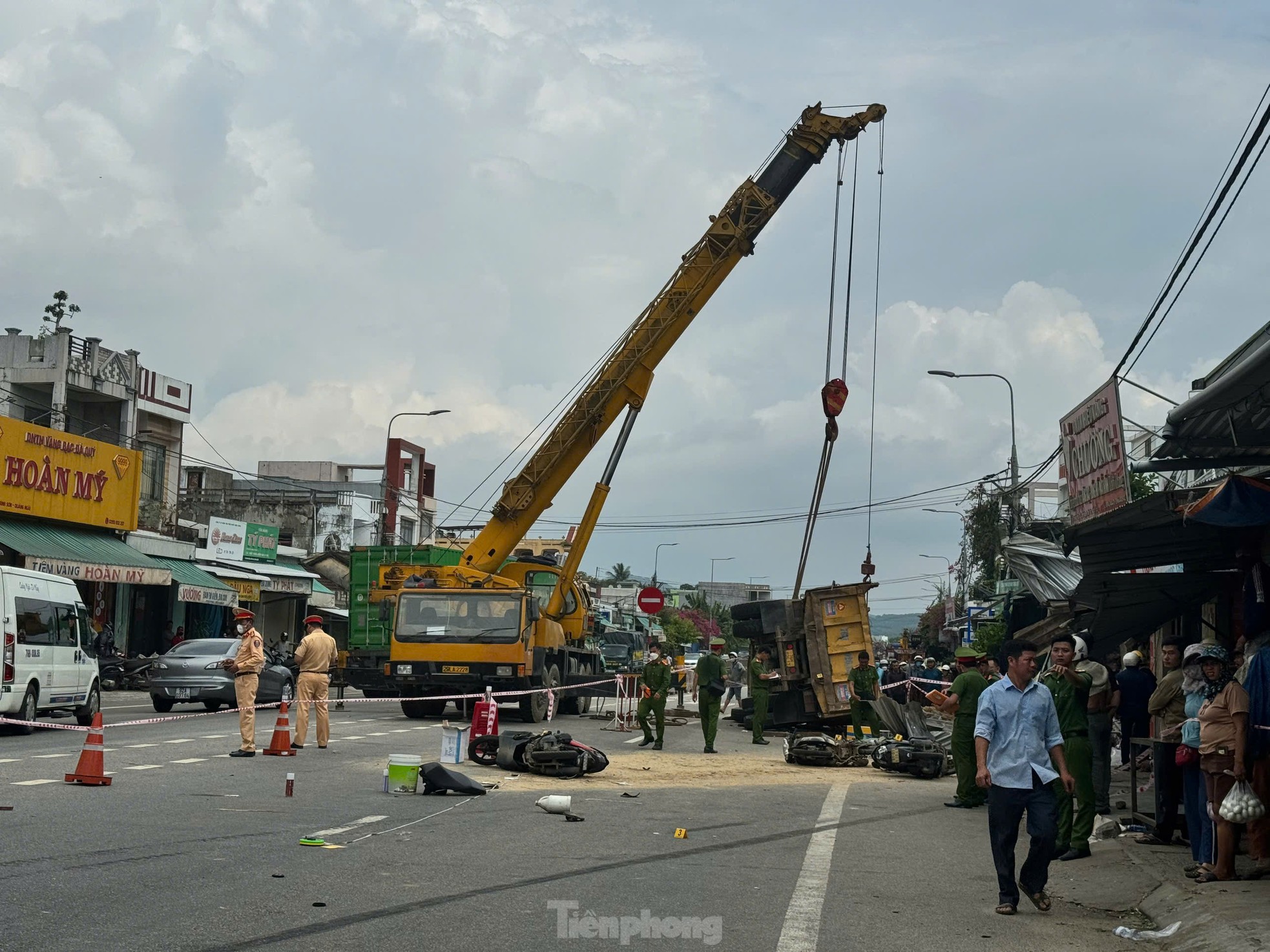 Người dân vẫn chưa hết ám ảnh, kể lại vụ xe tải đâm loạt xe máy khiến 4 người thương vong - Ảnh 2.