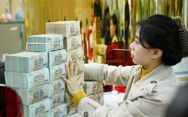 Ngân hàng có lãi suất cao hơn 8% khi gửi tiền tiết kiệm 13 tháng: Gửi 1 tỉ đồng nhận bao nhiêu tiền lãi?