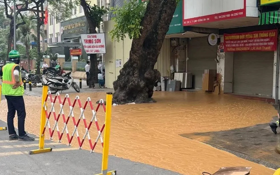 Bùn đất phun trào, tràn ngập phố Cát Linh khi đào hầm metro ở Hà Nội- Ảnh 1.