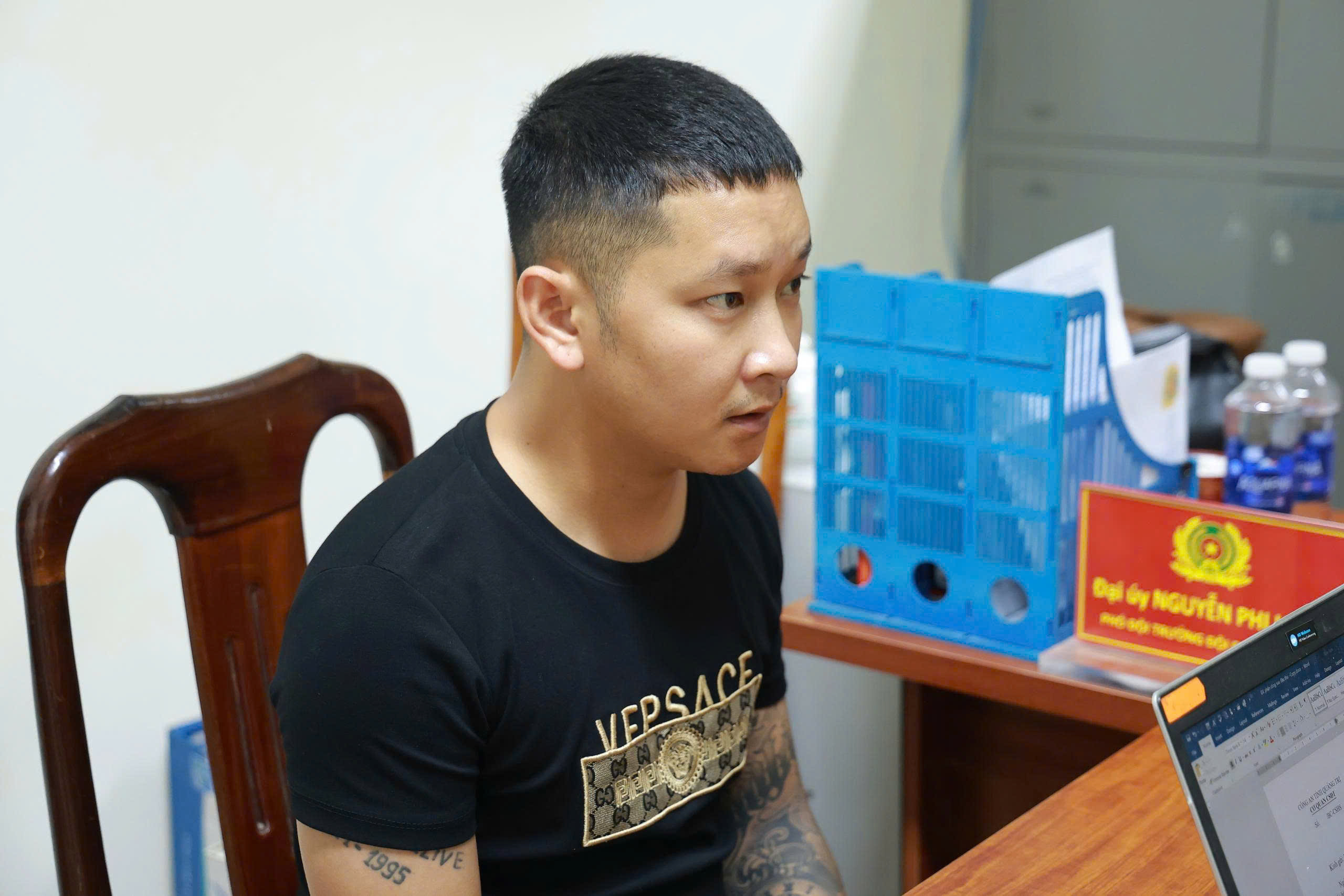 Chiếm đoạt hàng trăm tài khoản Facebook để nhắn tin mượn tiền- Ảnh 3. Chiếm đoạt hàng trăm tài khoản Facebook để nhắn tin mượn tiền- Ảnh 3.