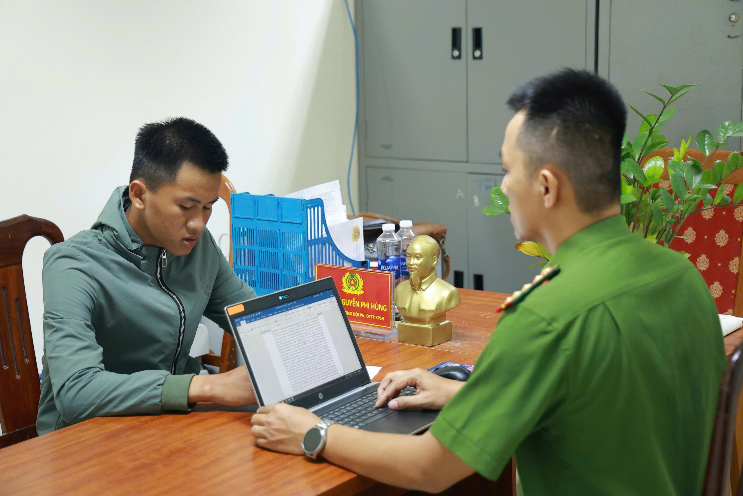 Chiếm đoạt hàng trăm tài khoản Facebook để nhắn tin mượn tiền- Ảnh 1. Chiếm đoạt hàng trăm tài khoản Facebook để nhắn tin mượn tiền- Ảnh 1.