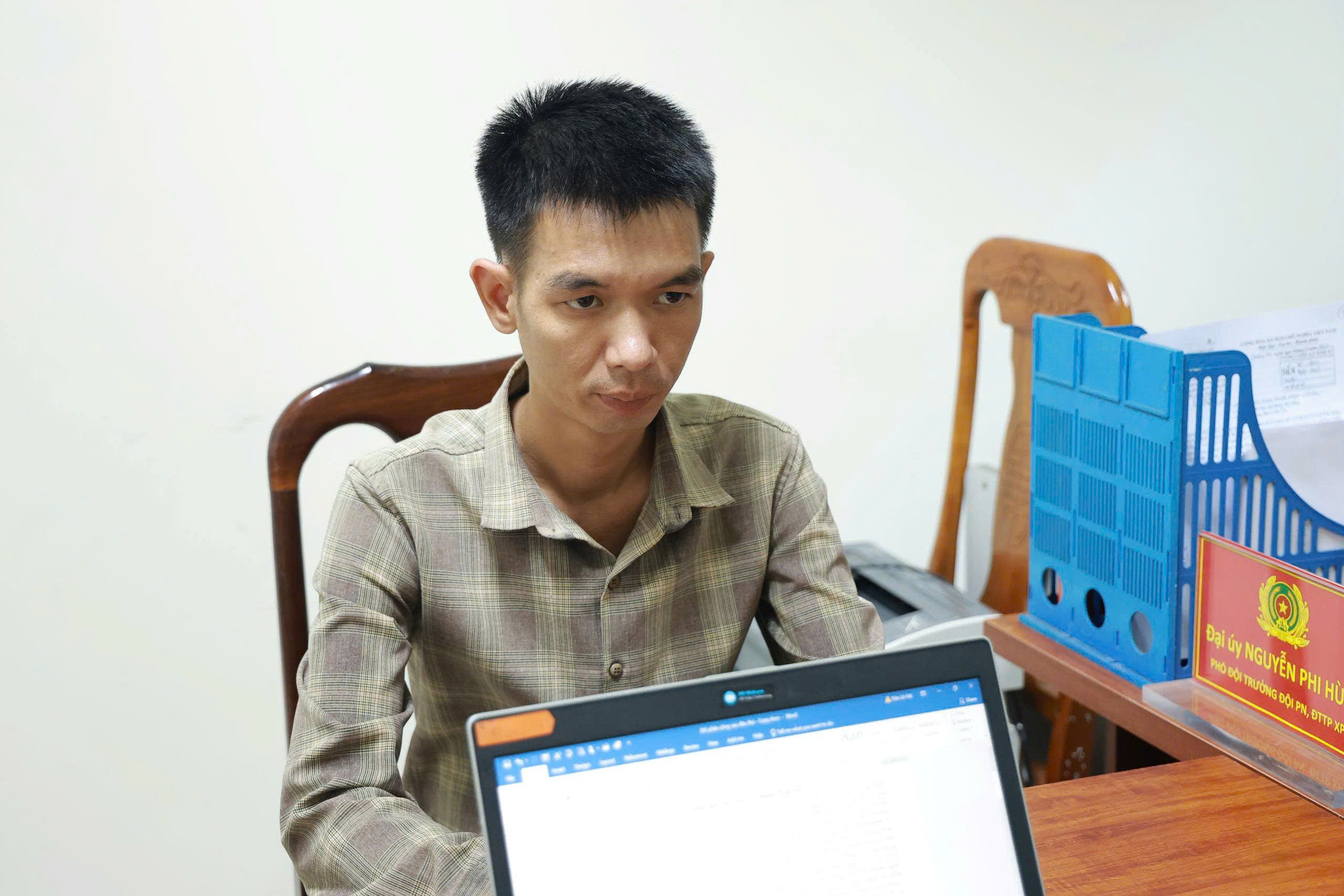 Chiếm đoạt hàng trăm tài khoản Facebook để nhắn tin mượn tiền- Ảnh 2. Chiếm đoạt hàng trăm tài khoản Facebook để nhắn tin mượn tiền- Ảnh 2.