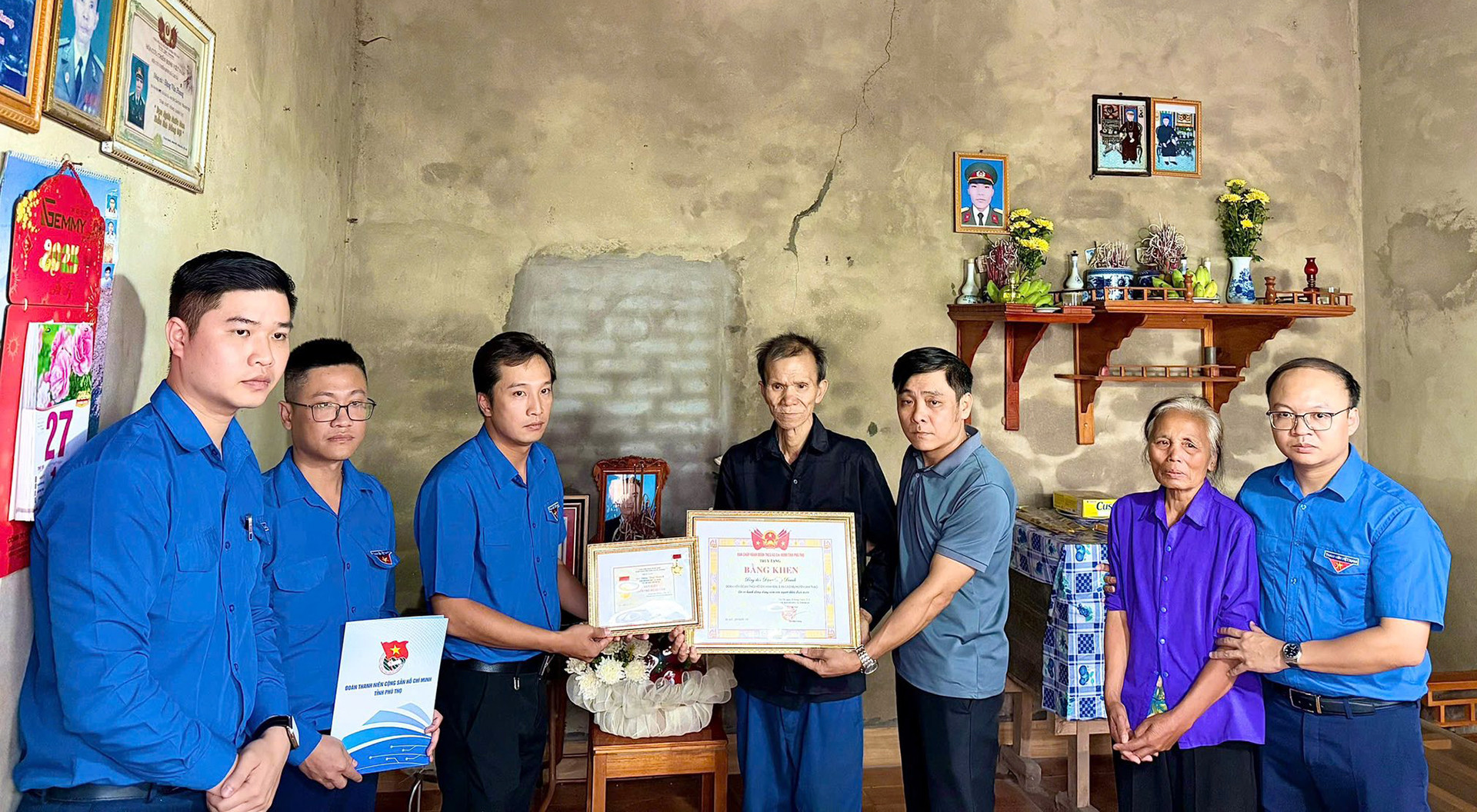 Truy tặng Huy hiệu 'Tuổi trẻ dũng cảm' cho thanh niên cứu 4 học sinh đuối nước - Ảnh 1. Truy tặng Huy hiệu 'Tuổi trẻ dũng cảm' cho thanh niên cứu 4 học sinh đuối nước - Ảnh 1.