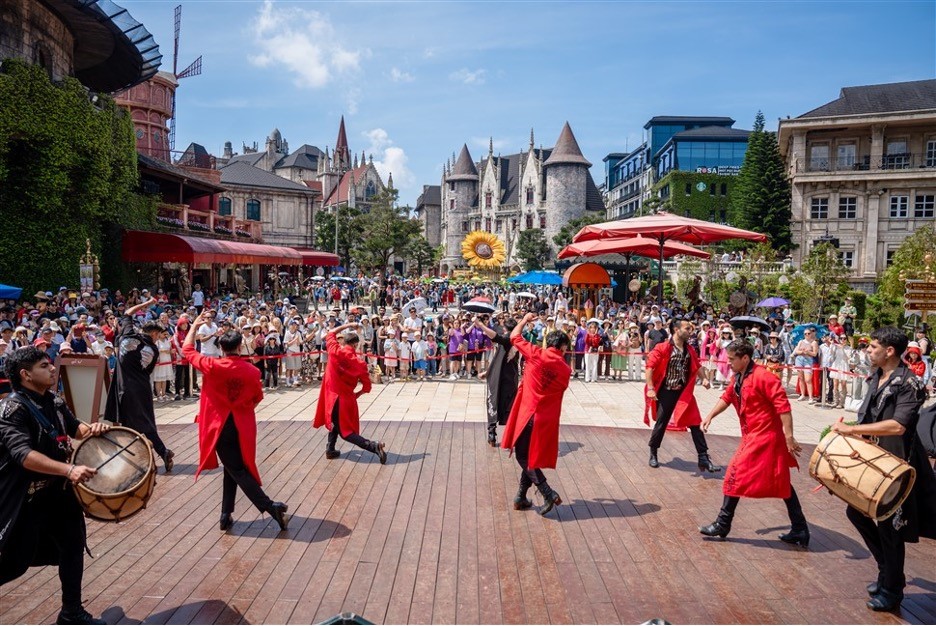 Sun World Ba Na Hills ngợp ngời sắc vàng trong lễ hội Hoa Mặt trời- Ảnh 4. Sun World Ba Na Hills ngợp ngời sắc vàng trong lễ hội Hoa Mặt trời- Ảnh 4.