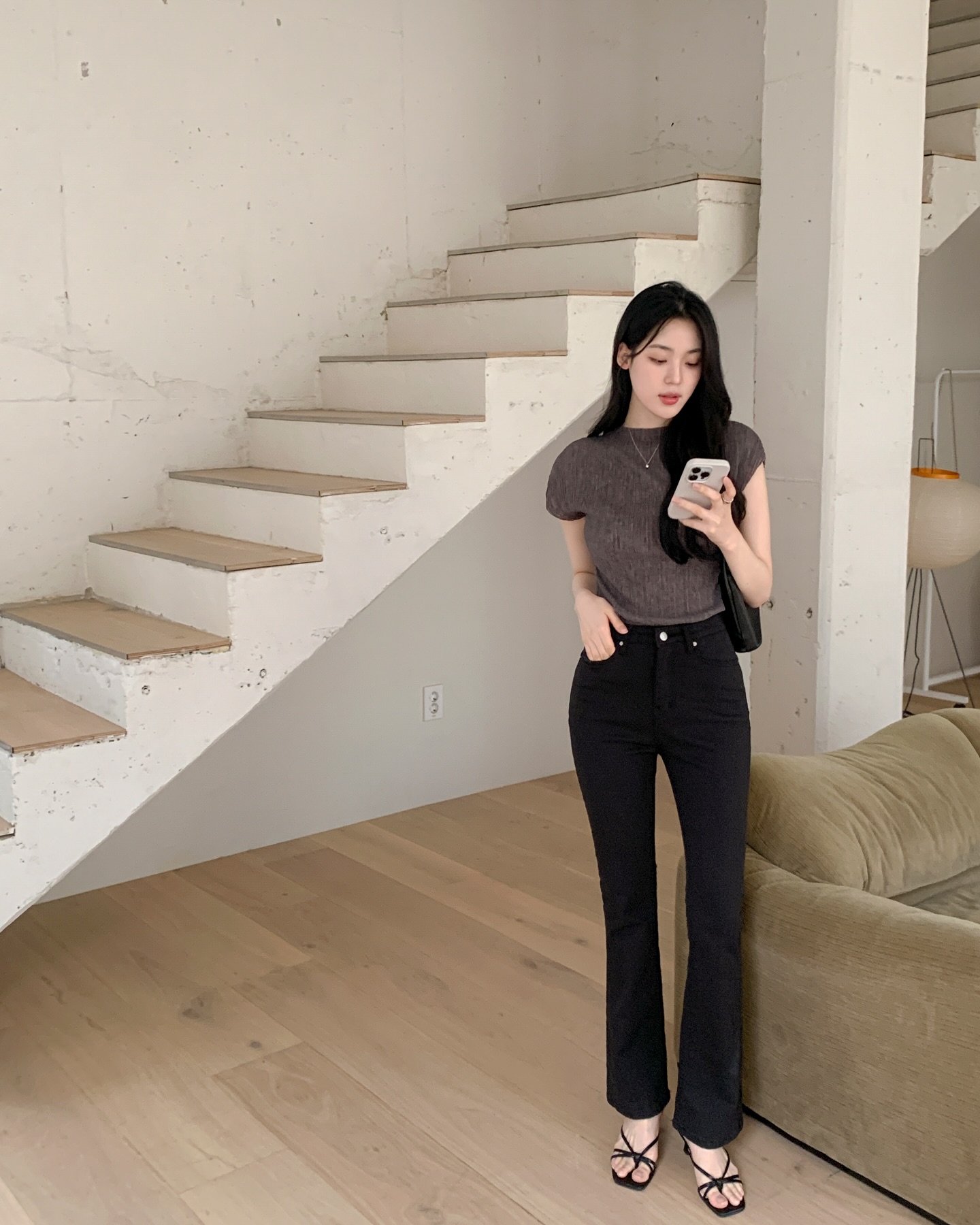 Mặc quần dài theo 10 cách tối giản: Hóa ra không cần cầu kỳ, tốn công vẫn có thể đẹp và sang đến thế- Ảnh 3. Mặc quần dài theo 10 cách tối giản: Hóa ra không cần cầu kỳ, tốn công vẫn có thể đẹp và sang đến thế- Ảnh 3.