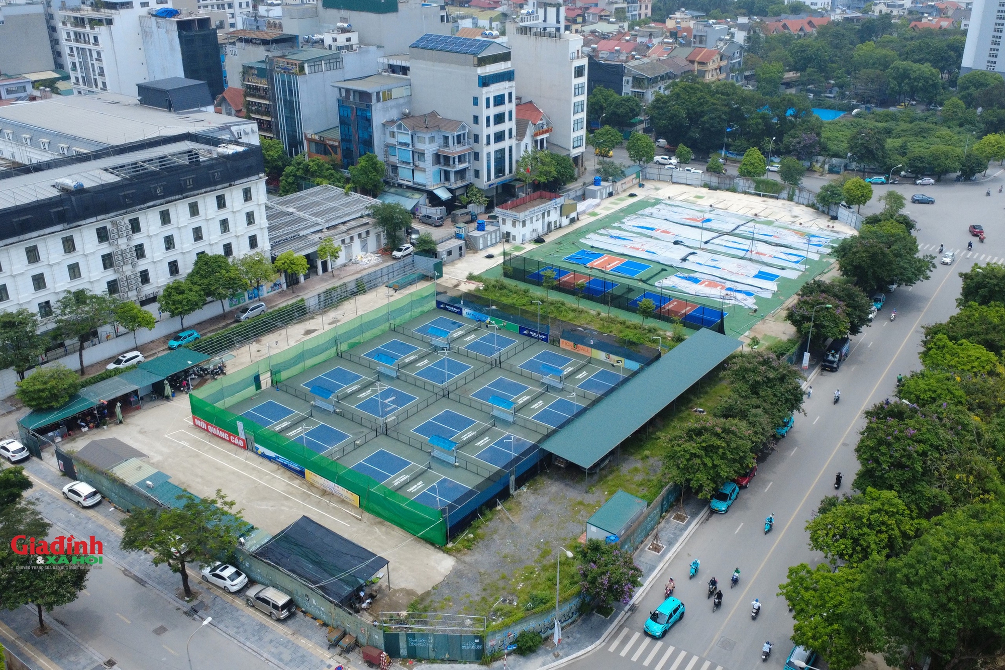 Sau lệnh cắt điện, nước, tổ hợp sân pickleball 'mọc' trái phép trên đất dự án KĐT mới Cầu Giấy hiện ra sao? - Ảnh 1. Sau lệnh cắt điện, nước, tổ hợp sân pickleball 'mọc' trái phép trên đất dự án KĐT mới Cầu Giấy hiện ra sao? - Ảnh 1.