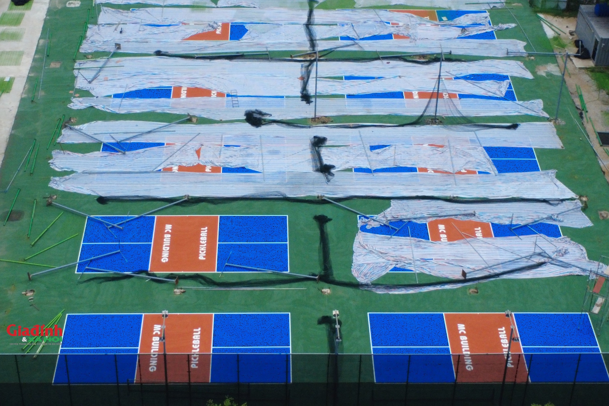 Sau lệnh cắt điện, nước, tổ hợp sân pickleball 'mọc' trái phép trên đất dự án KĐT mới Cầu Giấy hiện ra sao? - Ảnh 5. Sau lệnh cắt điện, nước, tổ hợp sân pickleball 'mọc' trái phép trên đất dự án KĐT mới Cầu Giấy hiện ra sao? - Ảnh 5.