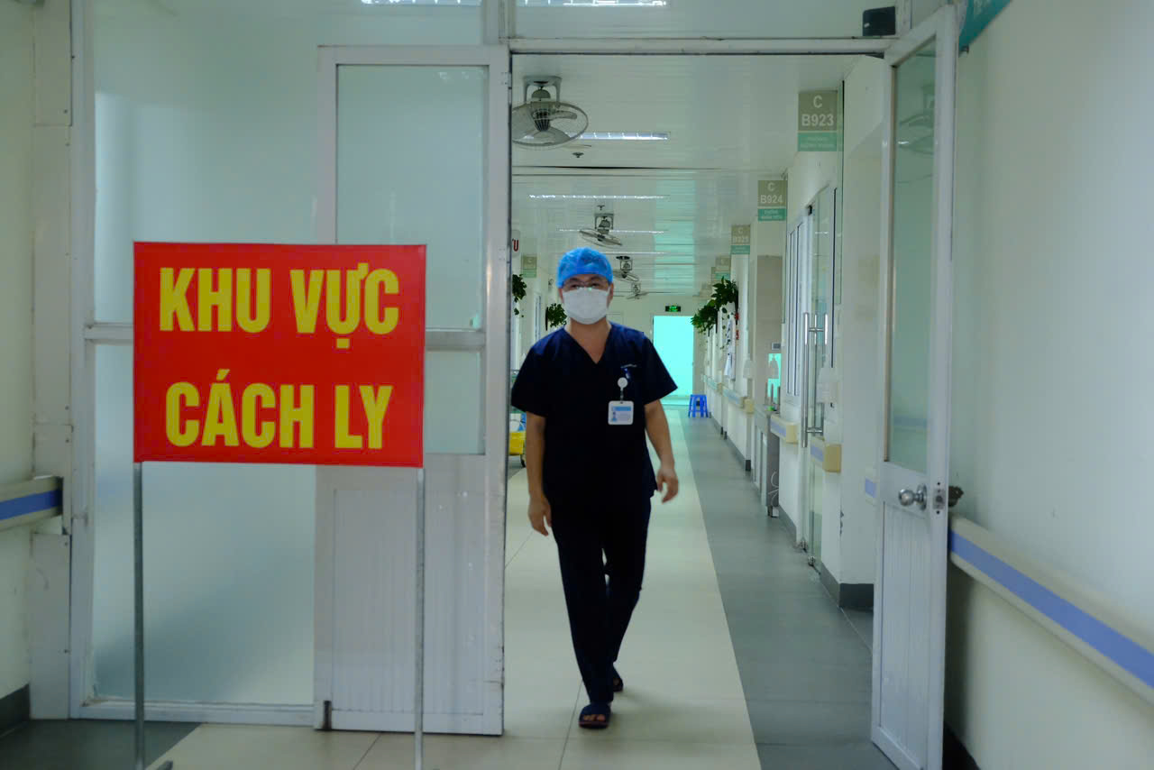 Người mắc COVID-19 hiện nay có cần phải điều trị cách ly không? - Ảnh 1. Người mắc COVID-19 hiện nay có cần phải điều trị cách ly không? - Ảnh 1.