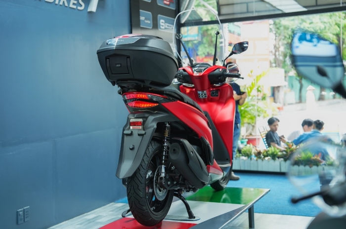 Honda SH 350i 2025 mới nhập khẩu về đại lý thiết kế đẹp long lanh, trang bị đỉnh cao có giá ra sao?- Ảnh 5. Honda SH 350i 2025 mới nhập khẩu về đại lý thiết kế đẹp long lanh, trang bị đỉnh cao có giá ra sao?- Ảnh 5.