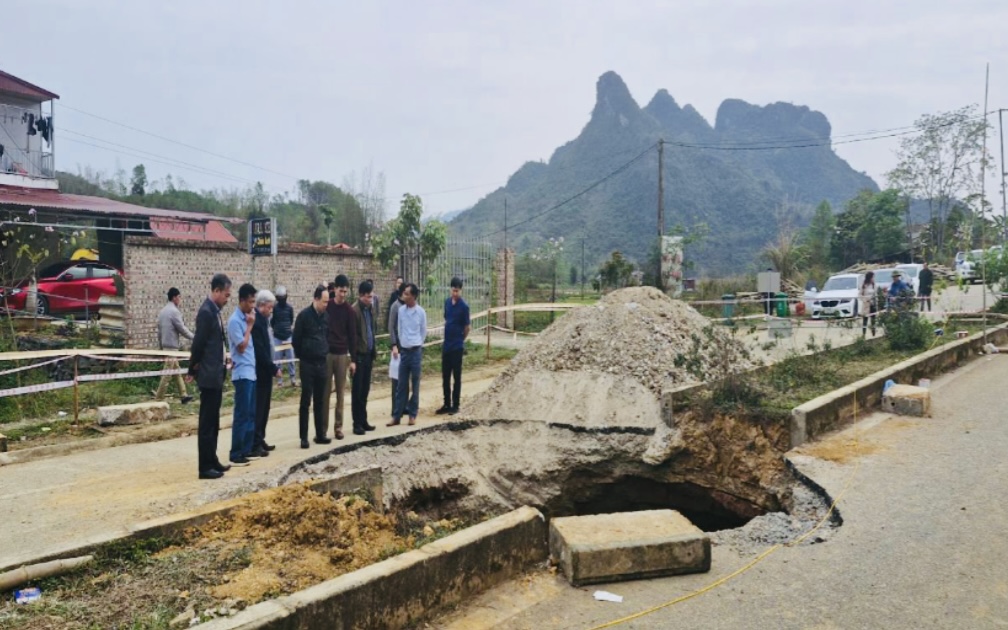Cận cảnh các 'hố tử thần' ở Bắc Kạn tiềm ẩn nguy hiểm đến tính mạng người dân - Ảnh 1. Cận cảnh các 'hố tử thần' ở Bắc Kạn tiềm ẩn nguy hiểm đến tính mạng người dân - Ảnh 1.