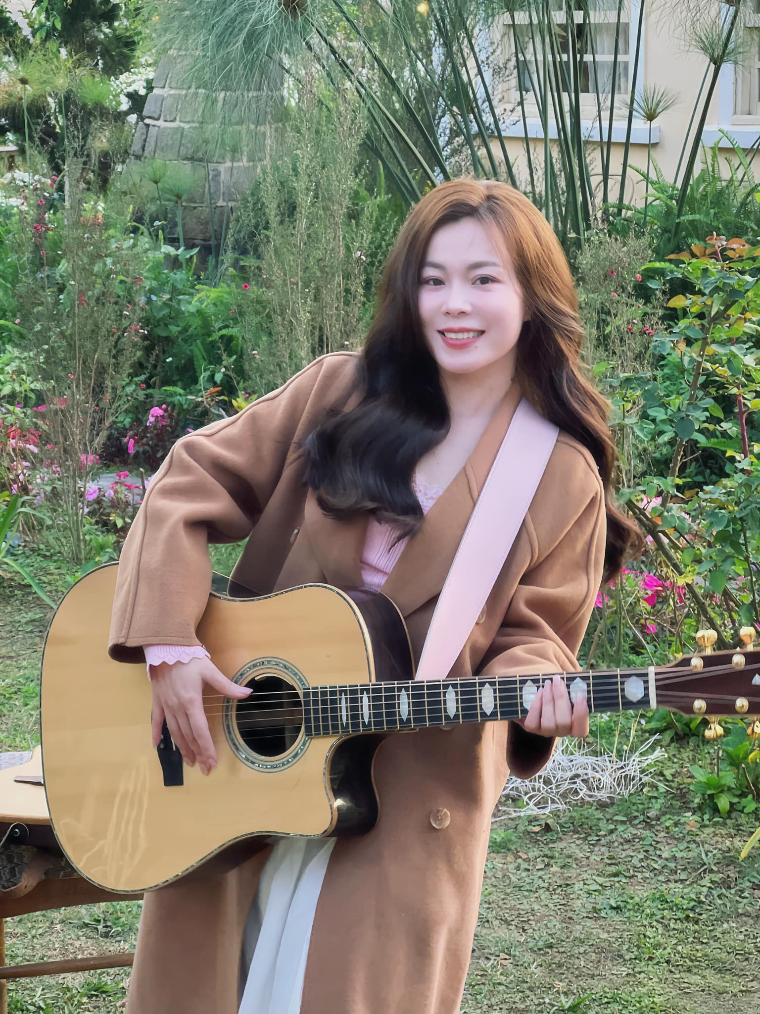 Nhan sắc đời thường thanh lịch như nàng thơ nước Pháp của nữ ca sĩ gốc Quảng Bình  - Ảnh 15.