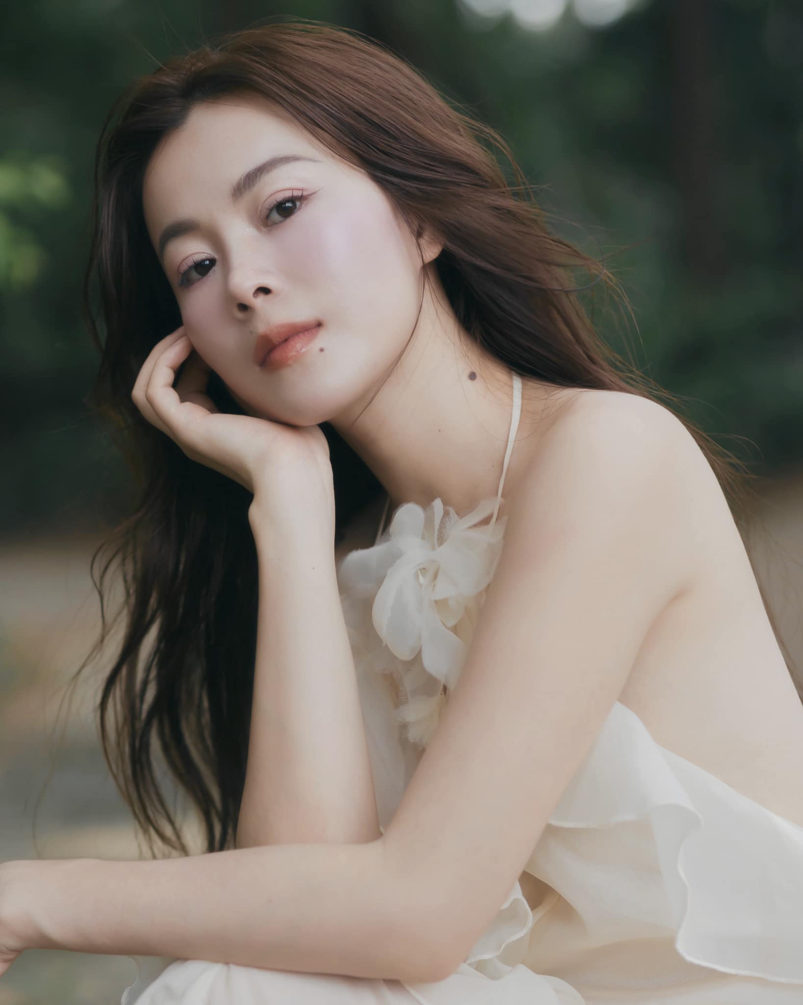 Nhan sắc đời thường thanh lịch như nàng thơ nước Pháp của nữ ca sĩ gốc Quảng Bình  - Ảnh 3.