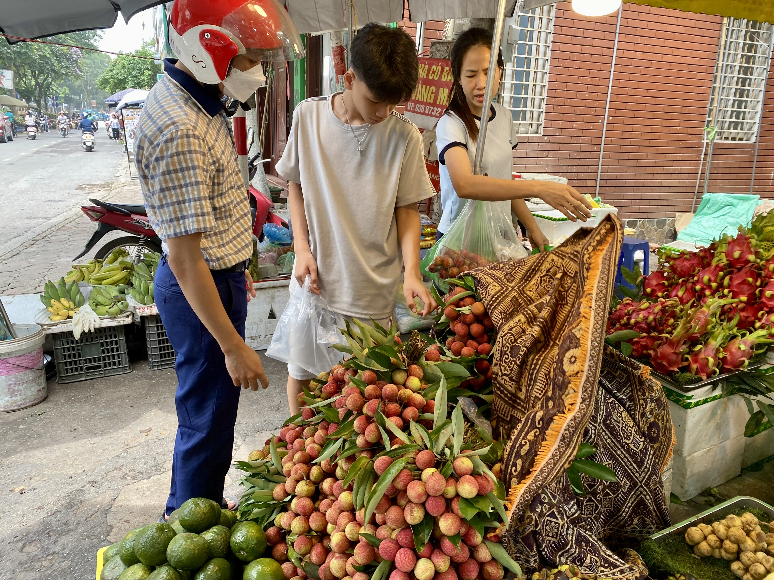 Vải u trứng trắng Hải Dương giá tiền trăm gây ‘sốt’ thị trường hoa quả Việt - Ảnh 7.