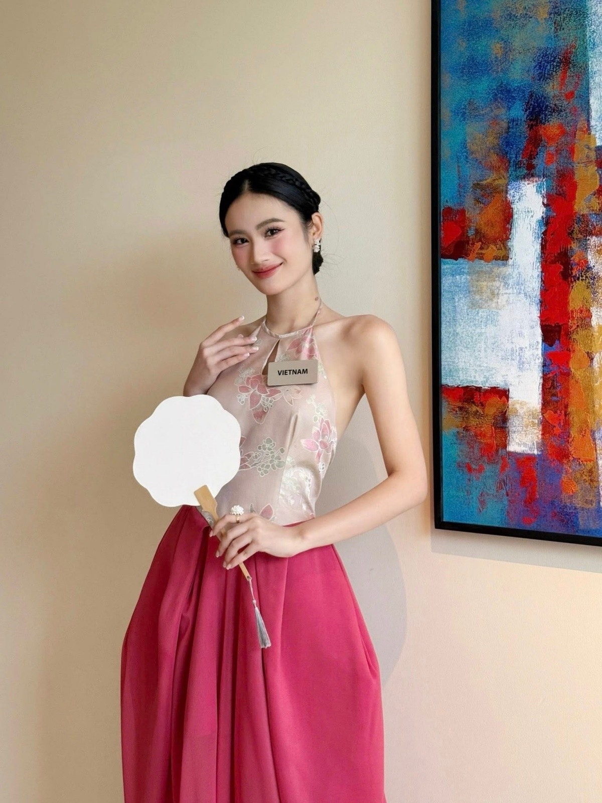 Miss World 2025: Loạt trang phục đậm tinh thần văn hóa Việt của Hoa hậu Ý Nhi - Ảnh 1. Miss World 2025: Loạt trang phục đậm tinh thần văn hóa Việt của Hoa hậu Ý Nhi - Ảnh 1.