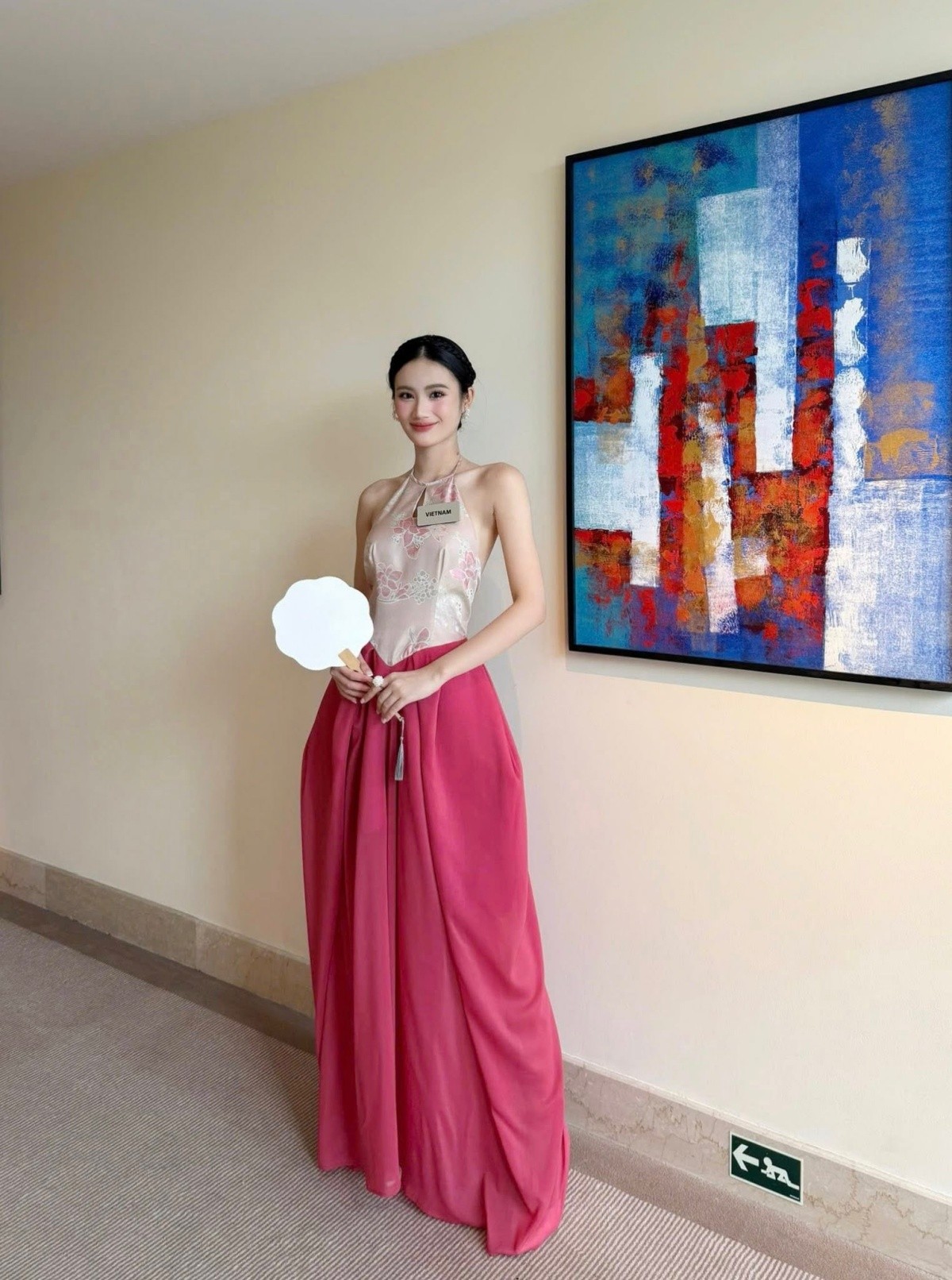 Miss World 2025: Loạt trang phục đậm tinh thần văn hóa Việt của Hoa hậu Ý Nhi - Ảnh 2. Miss World 2025: Loạt trang phục đậm tinh thần văn hóa Việt của Hoa hậu Ý Nhi - Ảnh 2.