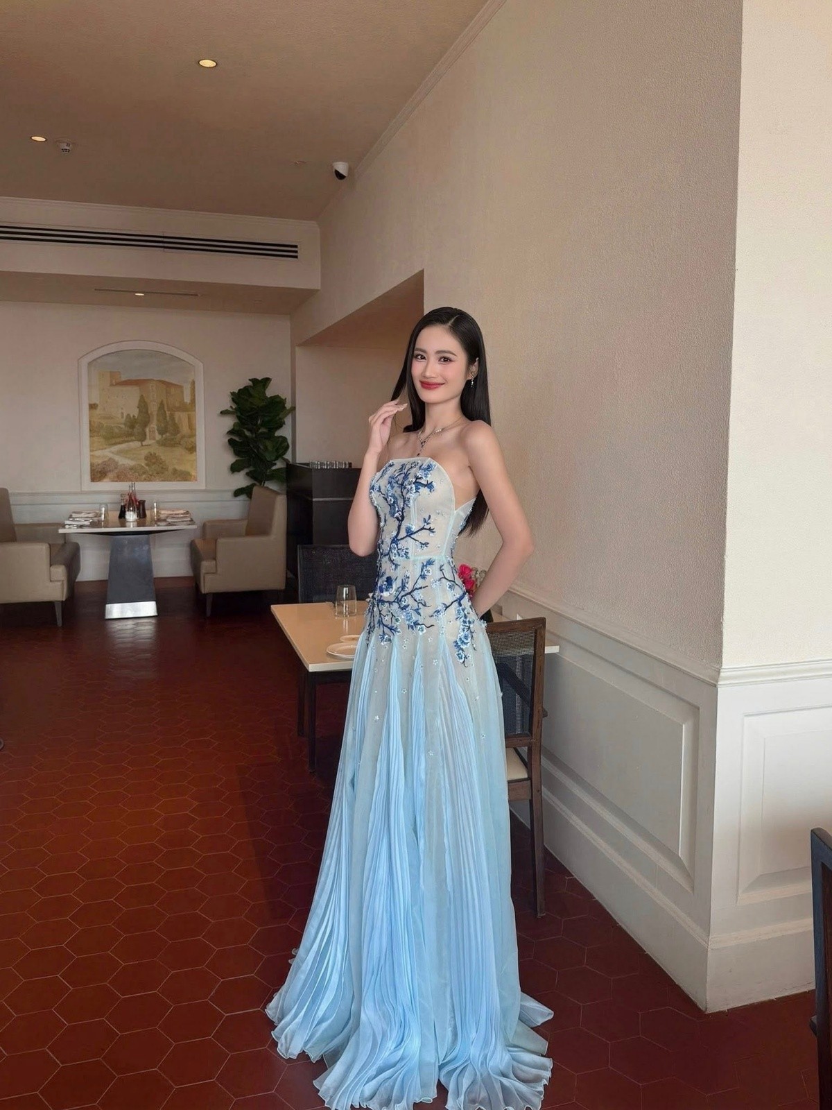 Miss World 2025: Loạt trang phục đậm tinh thần văn hóa Việt của Hoa hậu Ý Nhi - Ảnh 7. Miss World 2025: Loạt trang phục đậm tinh thần văn hóa Việt của Hoa hậu Ý Nhi - Ảnh 7.
