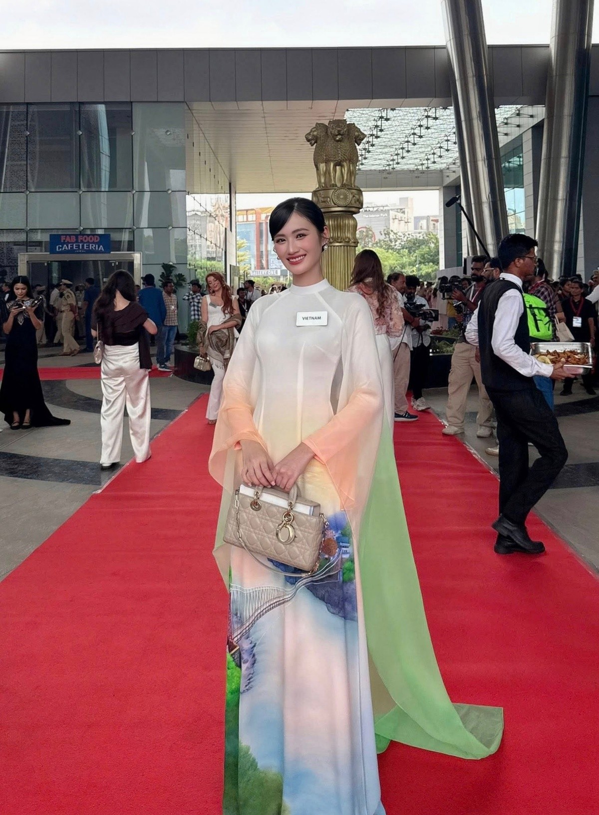 Miss World 2025: Loạt trang phục đậm tinh thần văn hóa Việt của Hoa hậu Ý Nhi - Ảnh 6. Miss World 2025: Loạt trang phục đậm tinh thần văn hóa Việt của Hoa hậu Ý Nhi - Ảnh 6.