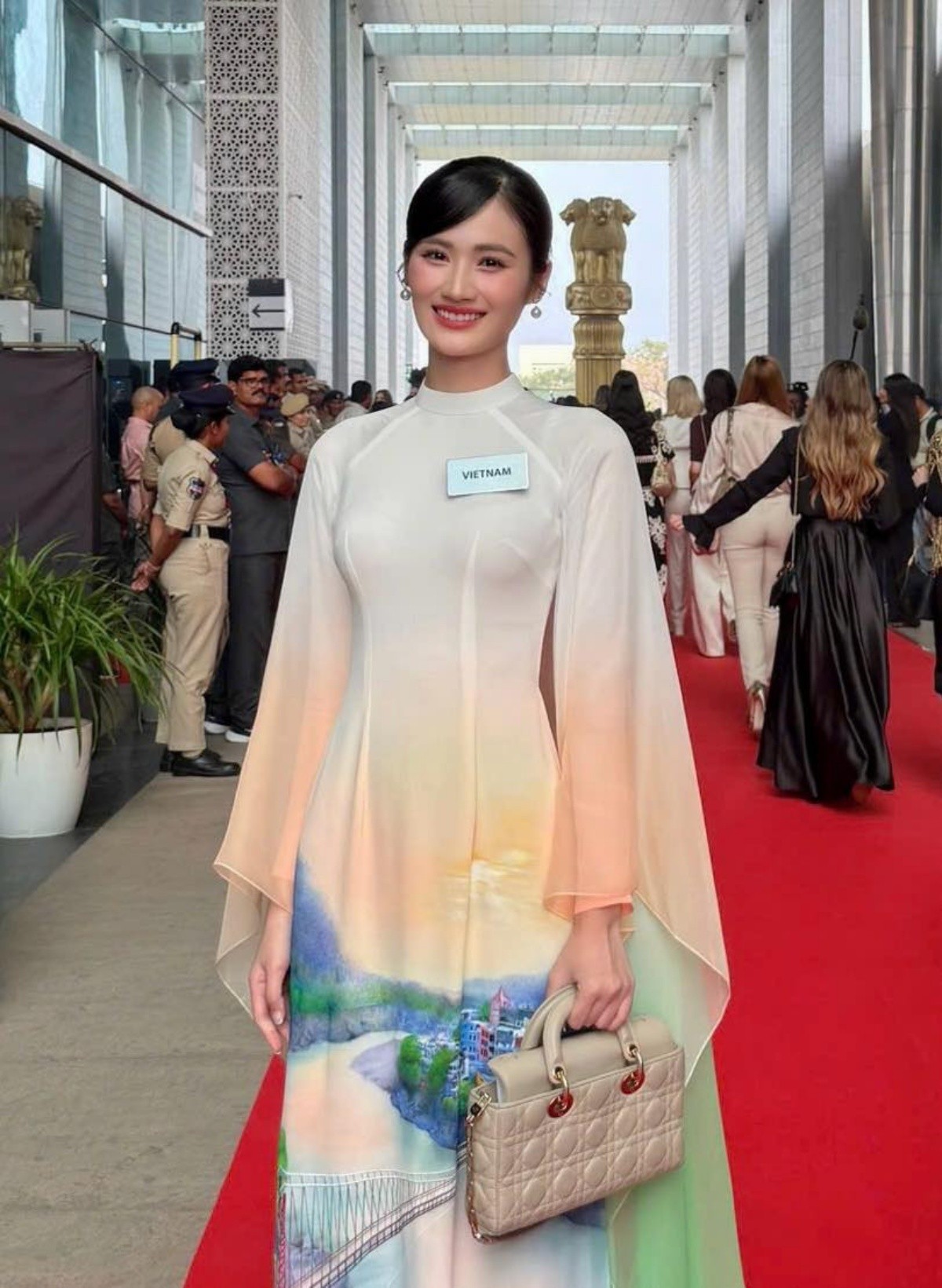 Miss World 2025: Loạt trang phục đậm tinh thần văn hóa Việt của Hoa hậu Ý Nhi - Ảnh 5. Miss World 2025: Loạt trang phục đậm tinh thần văn hóa Việt của Hoa hậu Ý Nhi - Ảnh 5.