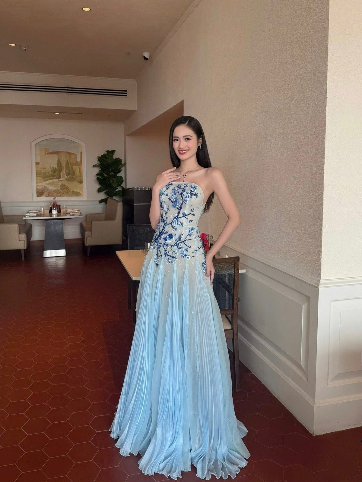 Miss World 2025: Loạt trang phục đậm tinh thần văn hóa Việt của Hoa hậu Ý Nhi - Ảnh 8. Miss World 2025: Loạt trang phục đậm tinh thần văn hóa Việt của Hoa hậu Ý Nhi - Ảnh 8.