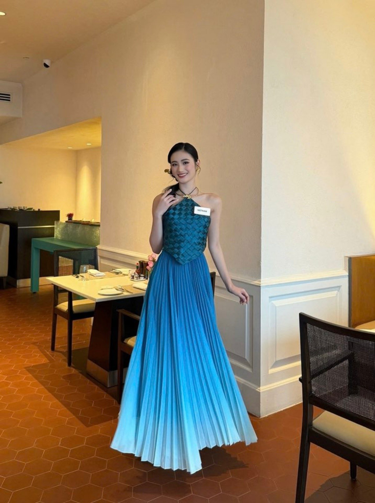 Miss World 2025: Loạt trang phục đậm tinh thần văn hóa Việt của Hoa hậu Ý Nhi - Ảnh 10. Miss World 2025: Loạt trang phục đậm tinh thần văn hóa Việt của Hoa hậu Ý Nhi - Ảnh 10.
