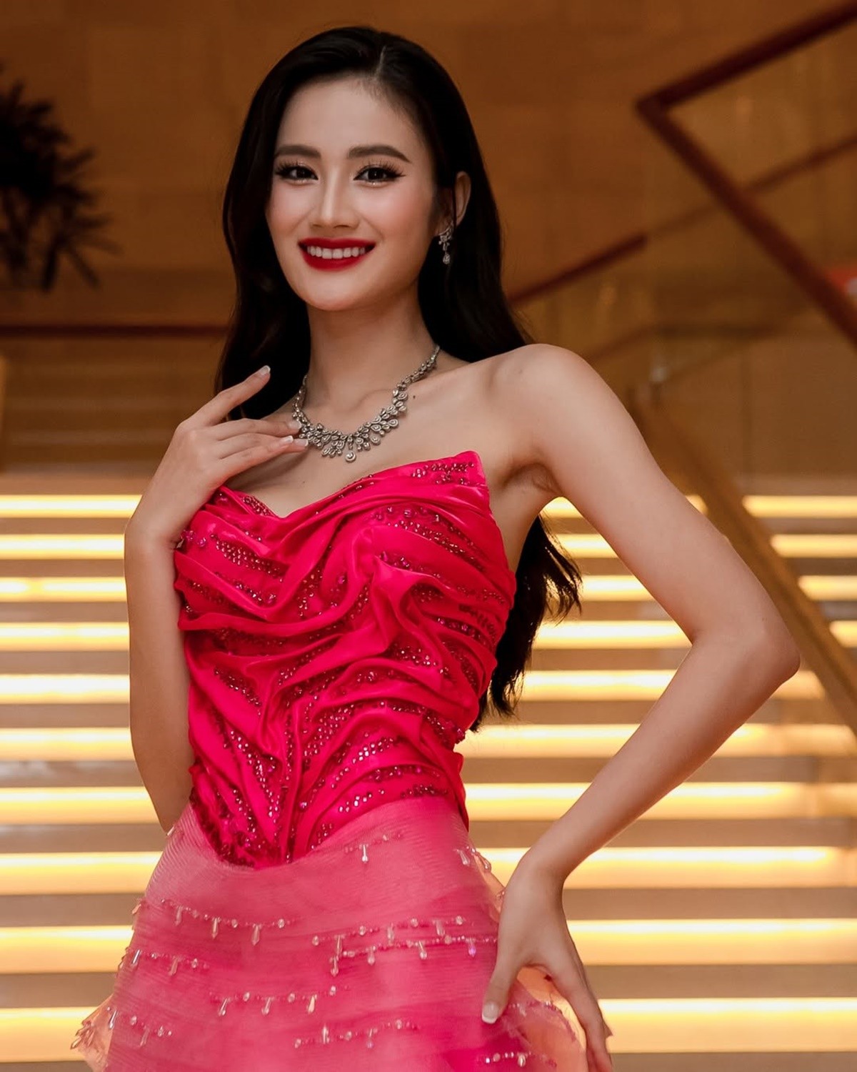 Miss World 2025: Loạt trang phục đậm tinh thần văn hóa Việt của Hoa hậu Ý Nhi - Ảnh 4. Miss World 2025: Loạt trang phục đậm tinh thần văn hóa Việt của Hoa hậu Ý Nhi - Ảnh 4.