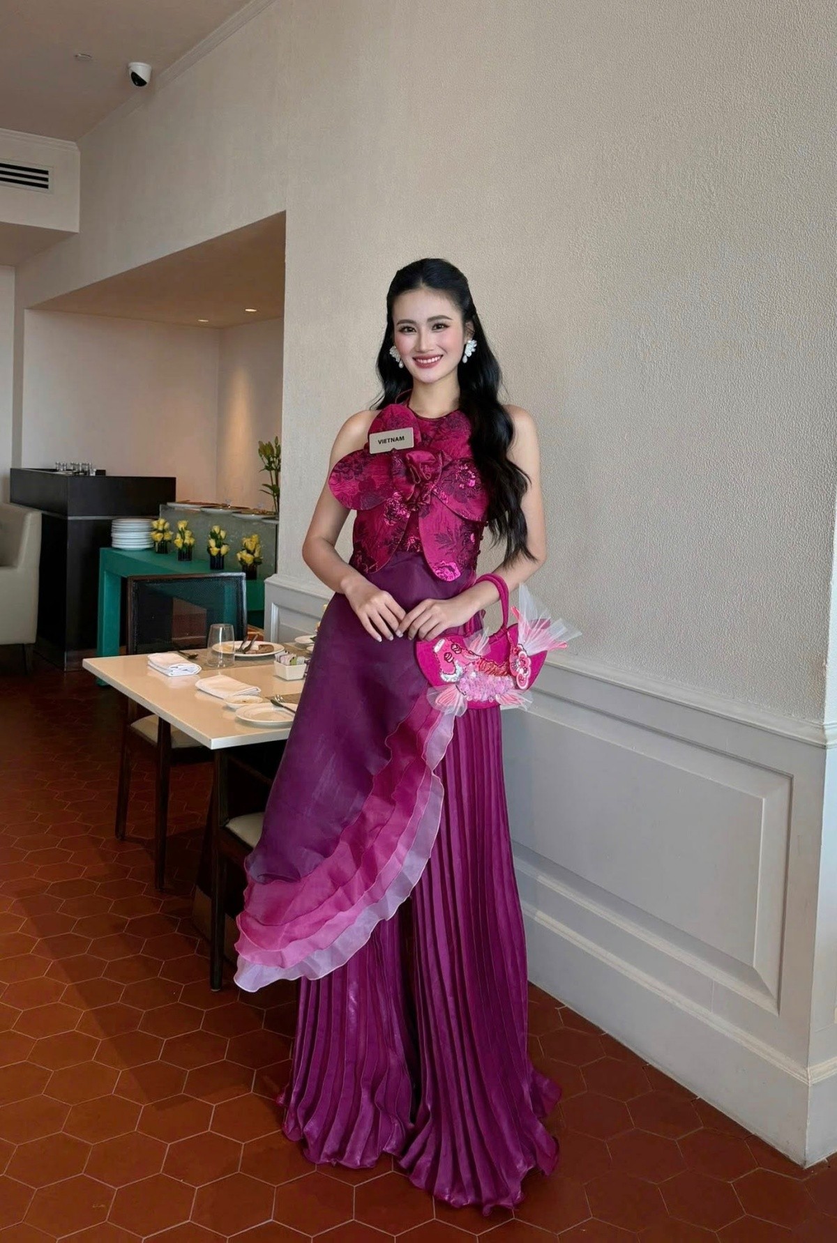 Miss World 2025: Loạt trang phục đậm tinh thần văn hóa Việt của Hoa hậu Ý Nhi - Ảnh 13. Miss World 2025: Loạt trang phục đậm tinh thần văn hóa Việt của Hoa hậu Ý Nhi - Ảnh 13.