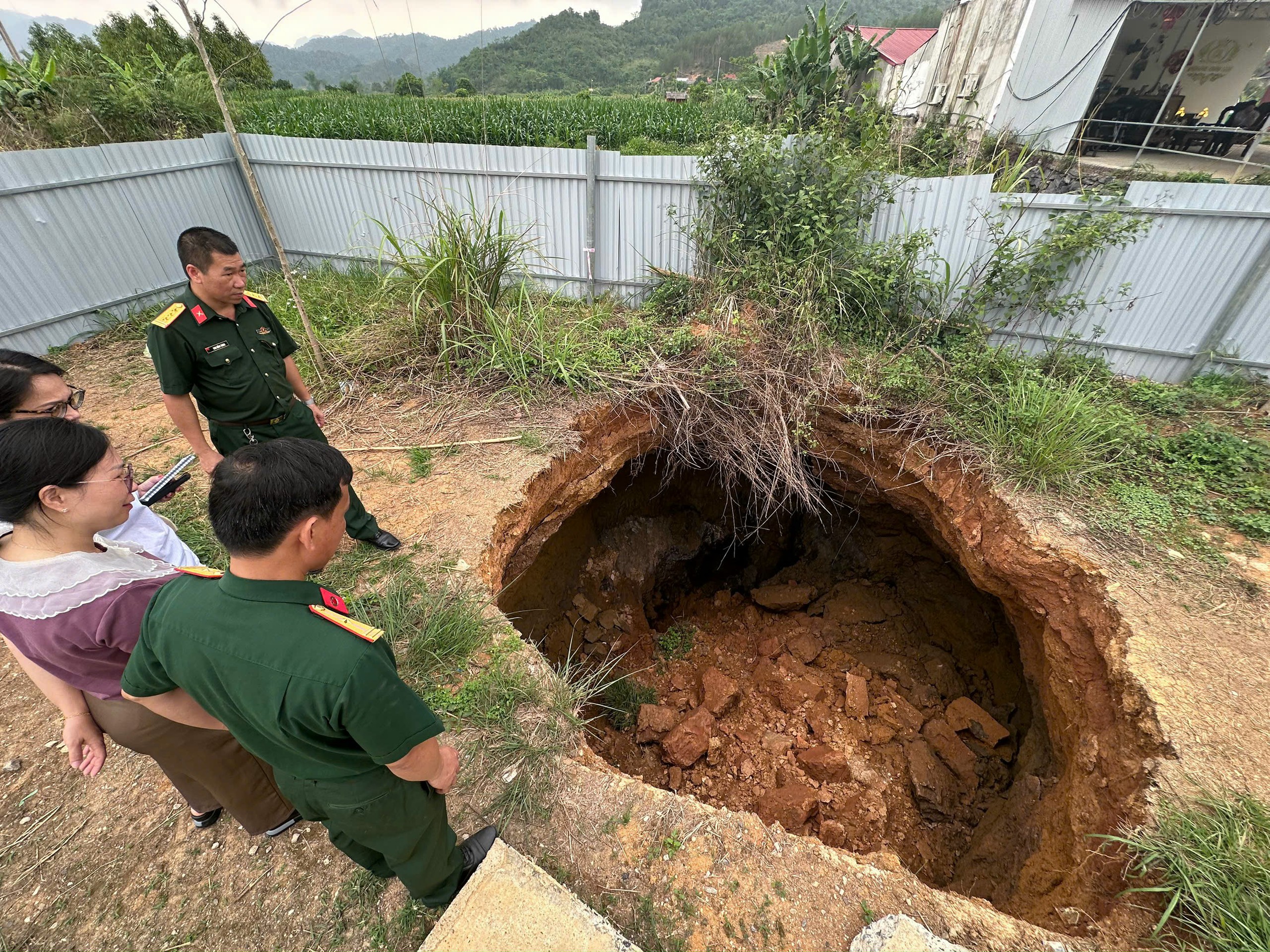 Cận cảnh các 'hố tử thần' ở Bắc Kạn tiềm ẩn nguy hiểm đến tính mạng người dân - Ảnh 4. Cận cảnh các 'hố tử thần' ở Bắc Kạn tiềm ẩn nguy hiểm đến tính mạng người dân - Ảnh 4.