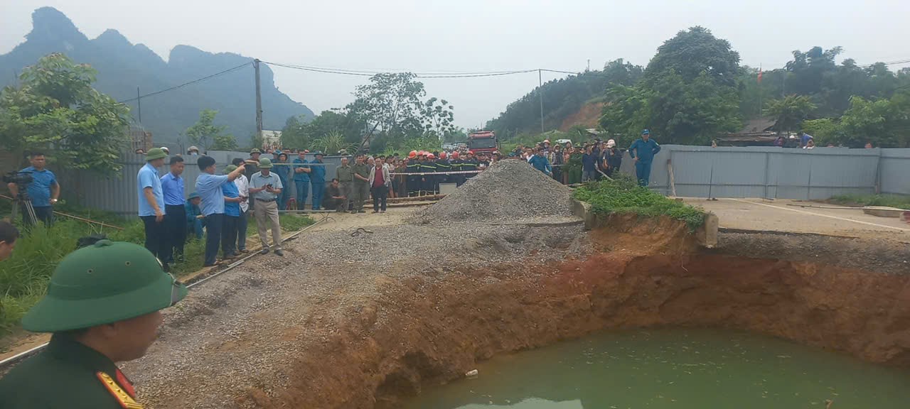 Cận cảnh các 'hố tử thần' ở Bắc Kạn tiềm ẩn nguy hiểm đến tính mạng người dân - Ảnh 9. Cận cảnh các 'hố tử thần' ở Bắc Kạn tiềm ẩn nguy hiểm đến tính mạng người dân - Ảnh 9.