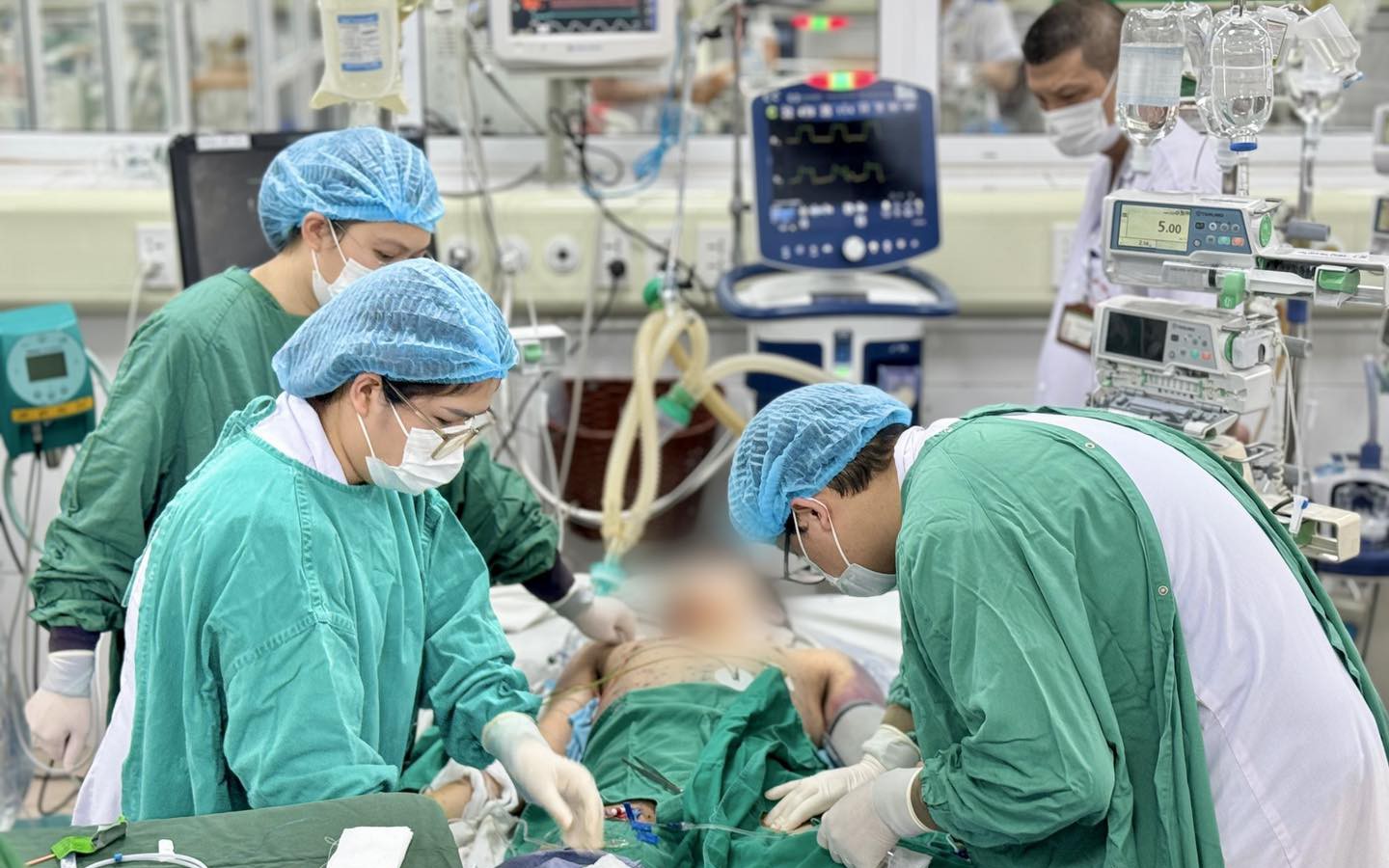 Người đ&agrave;n &ocirc;ng 31 tuổi nguy kịch sau 4 ng&agrave;y mắc thủy đậu, gia đ&igrave;nh xin đưa về