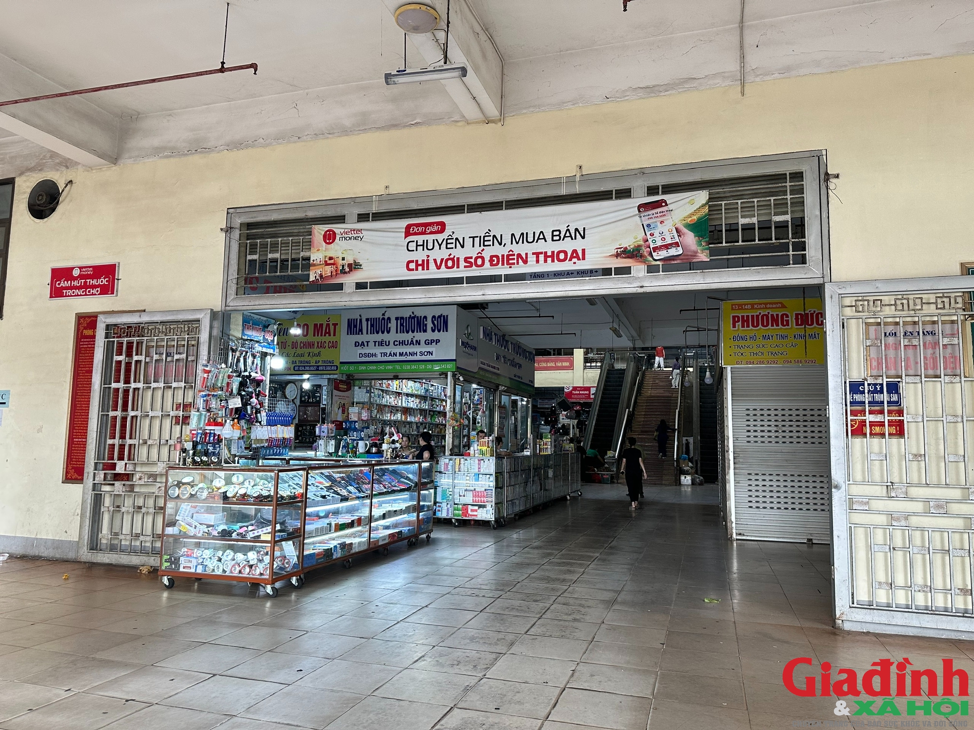 Chợ lớn nhất Bắc Trung Bộ 'cửa đóng then cài' giữa cao điểm chống hàng giả- Ảnh 2. Chợ lớn nhất Bắc Trung Bộ 'cửa đóng then cài' giữa cao điểm chống hàng giả- Ảnh 2.