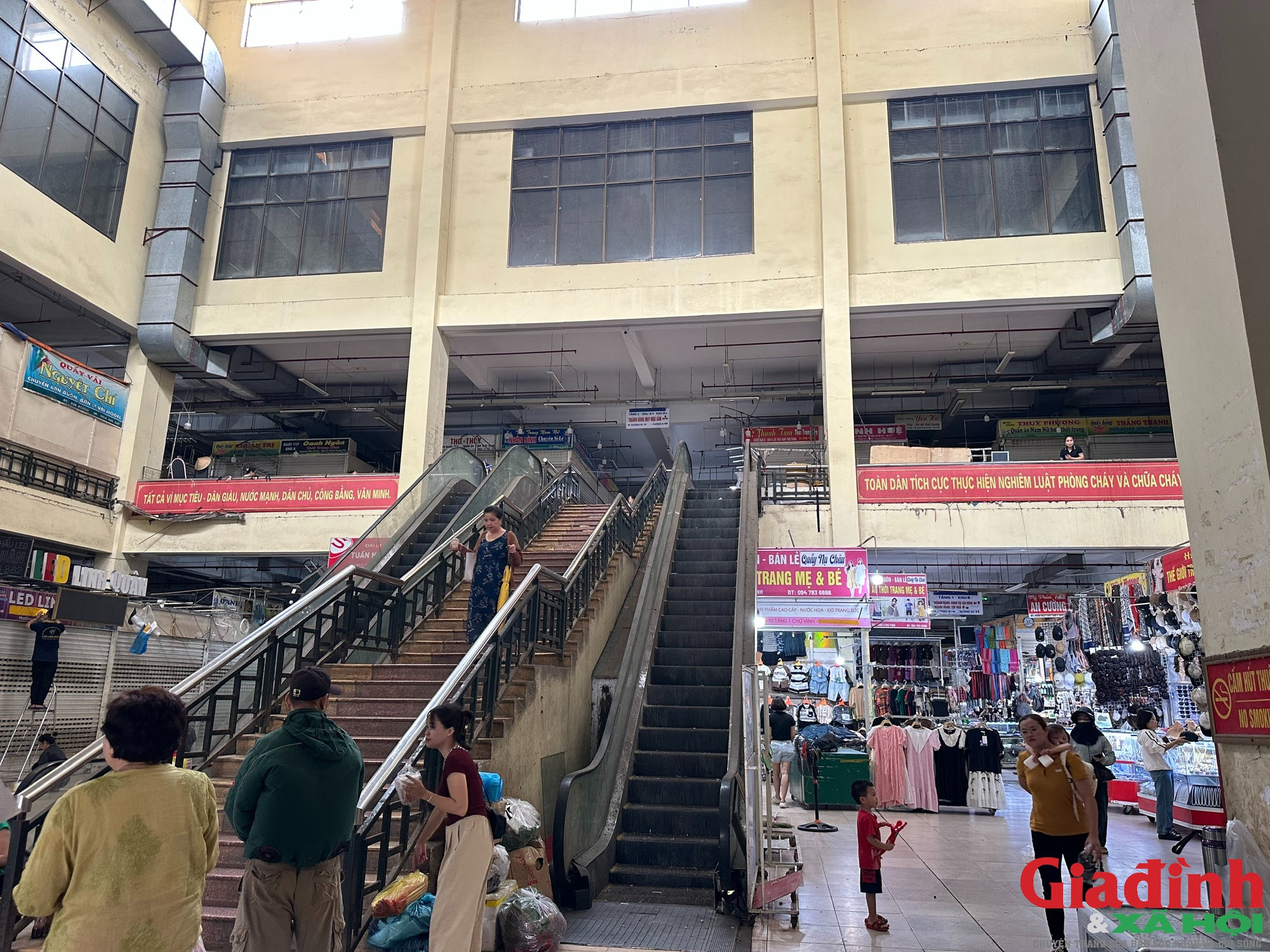 Chợ lớn nhất Bắc Trung Bộ 'cửa đóng then cài' giữa cao điểm chống hàng giả- Ảnh 8. Chợ lớn nhất Bắc Trung Bộ 'cửa đóng then cài' giữa cao điểm chống hàng giả- Ảnh 8.