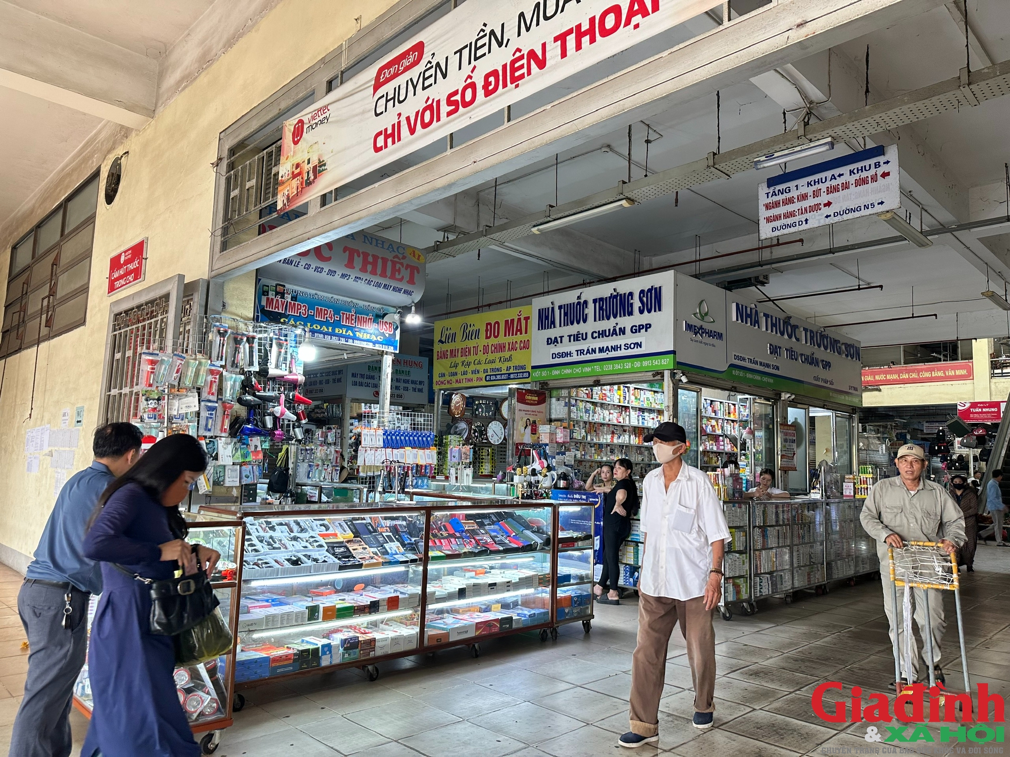 Chợ lớn nhất Bắc Trung Bộ 'cửa đóng then cài' giữa cao điểm chống hàng giả- Ảnh 10. Chợ lớn nhất Bắc Trung Bộ 'cửa đóng then cài' giữa cao điểm chống hàng giả- Ảnh 10.